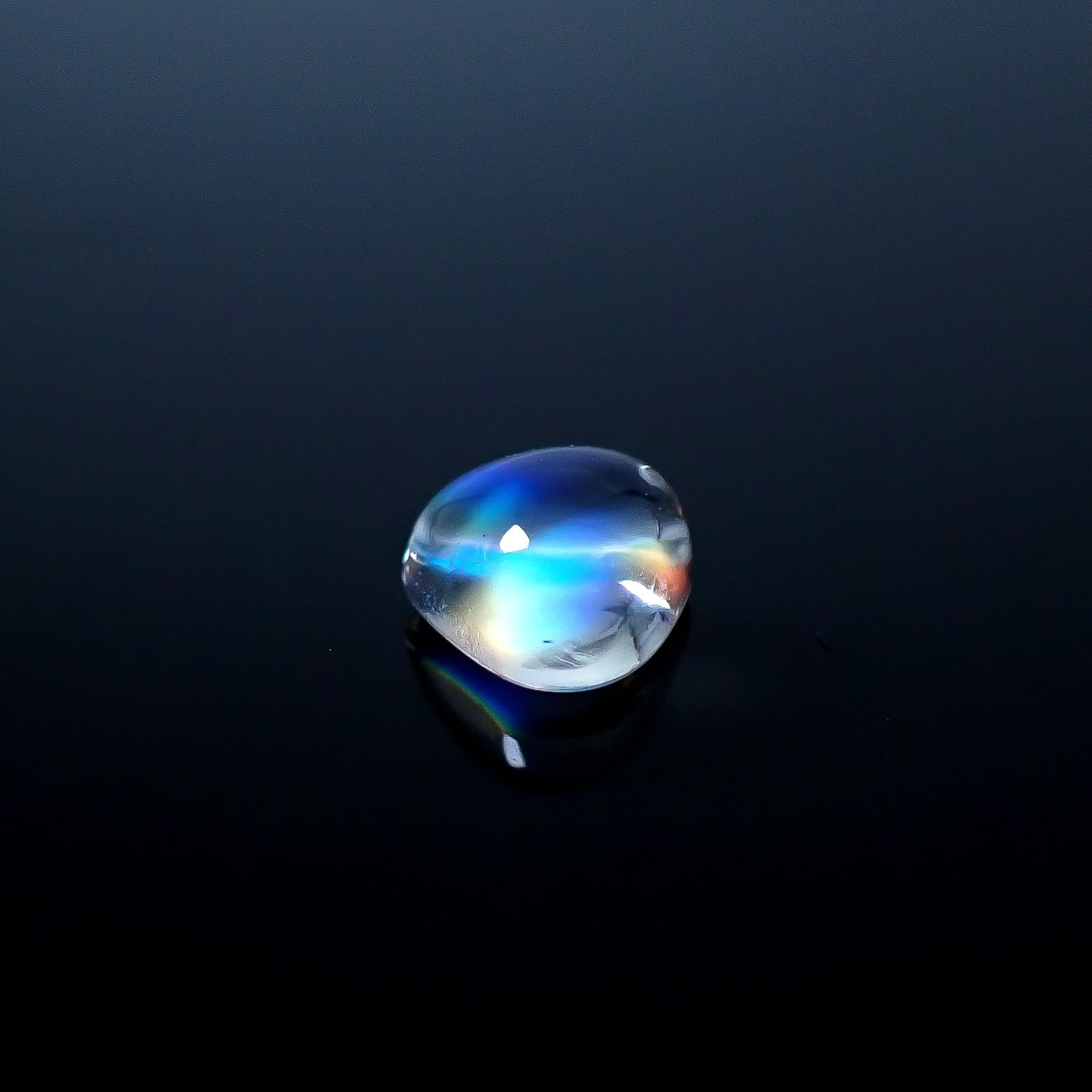 ◇バフトップカット◇レインボームーンストーン(宝石名ラブラドライト)マダガスカル産 識別済 0.57ct / 5.1x5.3mm前後 [250931039]