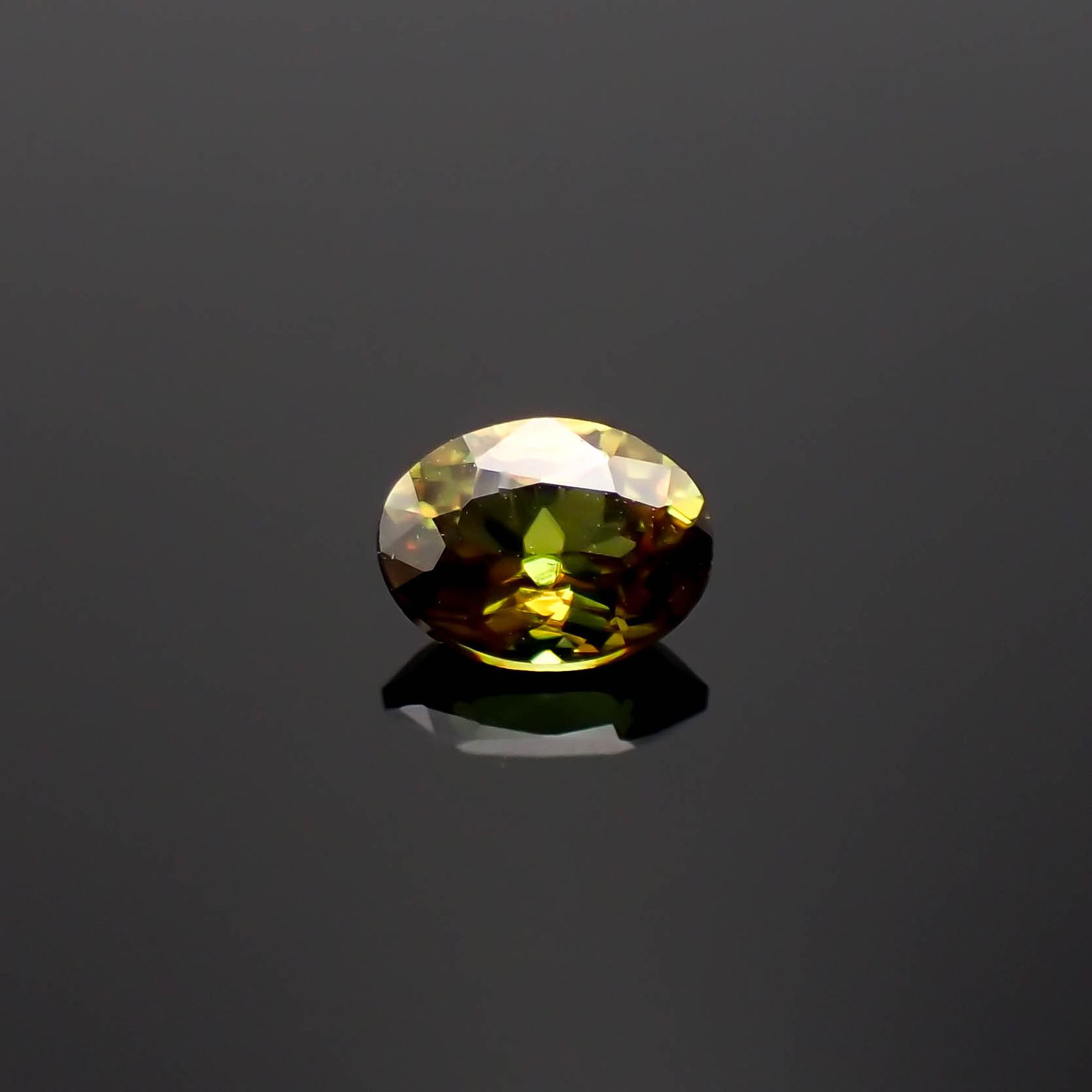 カラーチェンジスフェーン パキスタン産 0.25ct[231224738]4.4x3.3mm前後