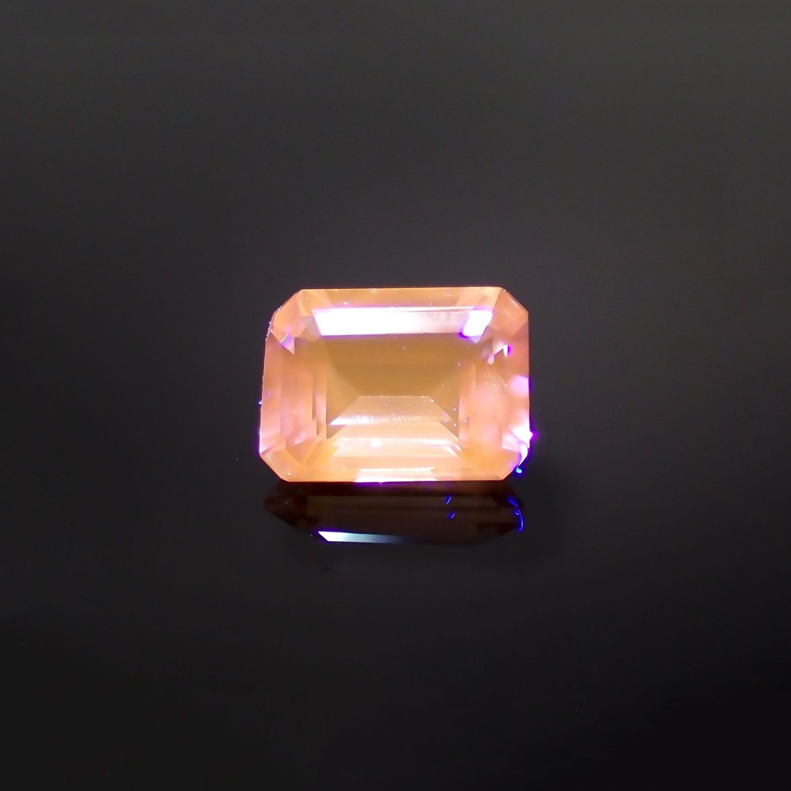 マリアライト フルオレッセンス(宝石名パープル・スキャポライト)スリランカ産 識別済 0.66ct / 6.2x4.5mm前後 [260514879]