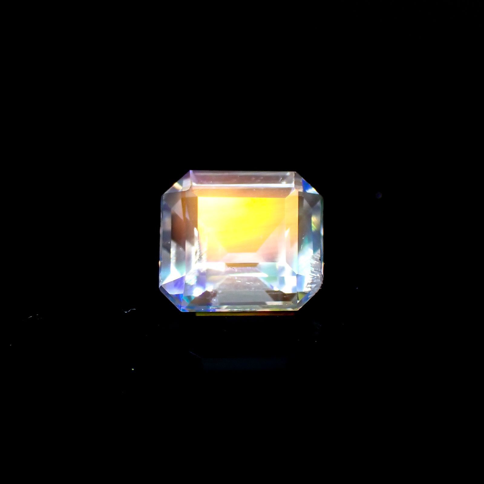 レインボームーンストーン(宝石名ラブラドライト) マダガスカル産 ソ付(彩珠) 1.209ct / 6.9x6.2mm前後 [251210401]