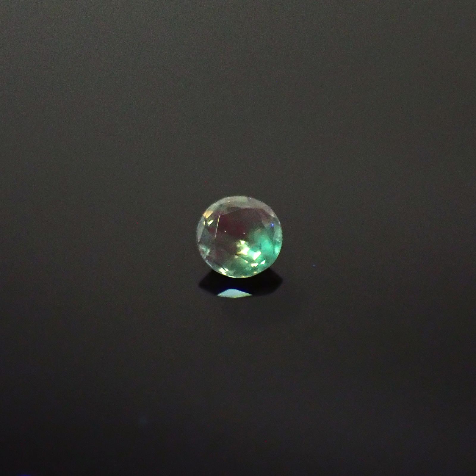 シルキーアレキサンドライト ブラジル・ミナスジェライス州ヘマチタ鉱山産 0.069ct / 2.5x2.5mm前後 [250931030]