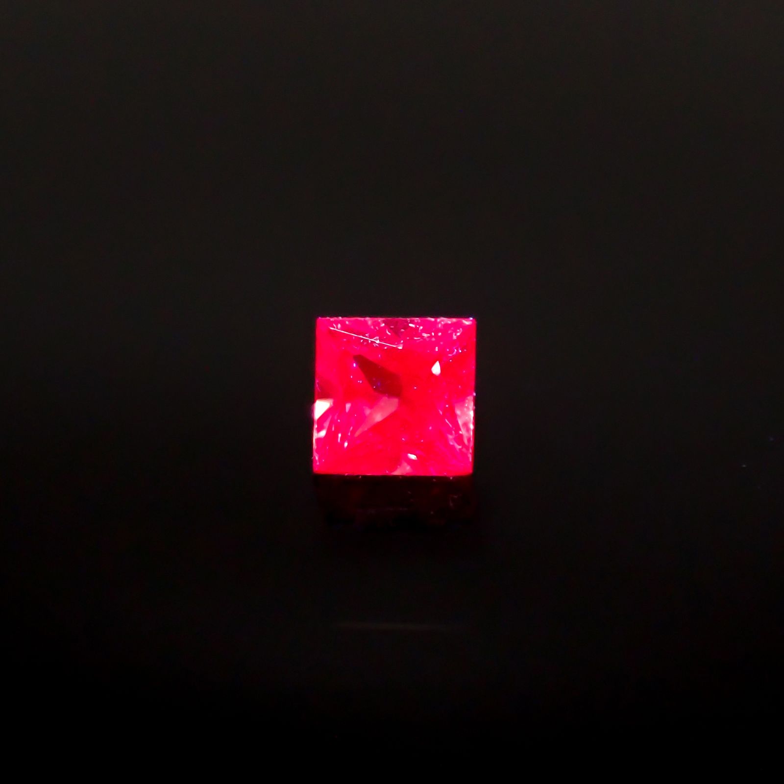◇プリンセスカット◇ホットピンクスピネル(宝石名ピンク・スピネル)タンザニア産 0.18ct 識別済[220817534]3x3mm前後