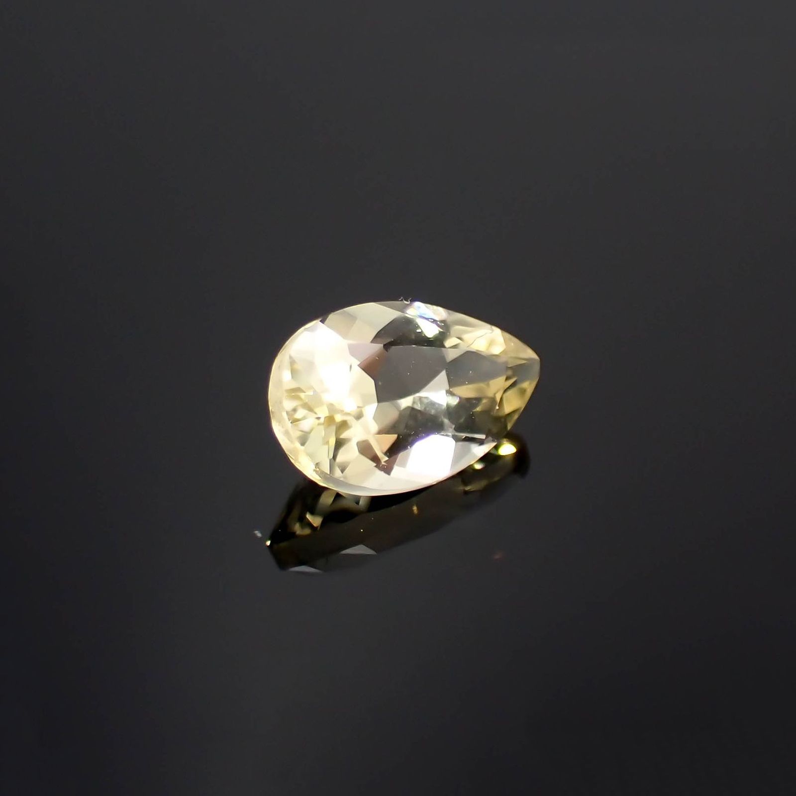 イエロースキャポライト(宝石名イエロー・スキャポライト)タンザニア産 識別済 0.85ct / 8x5.1mm前後 [221219402]