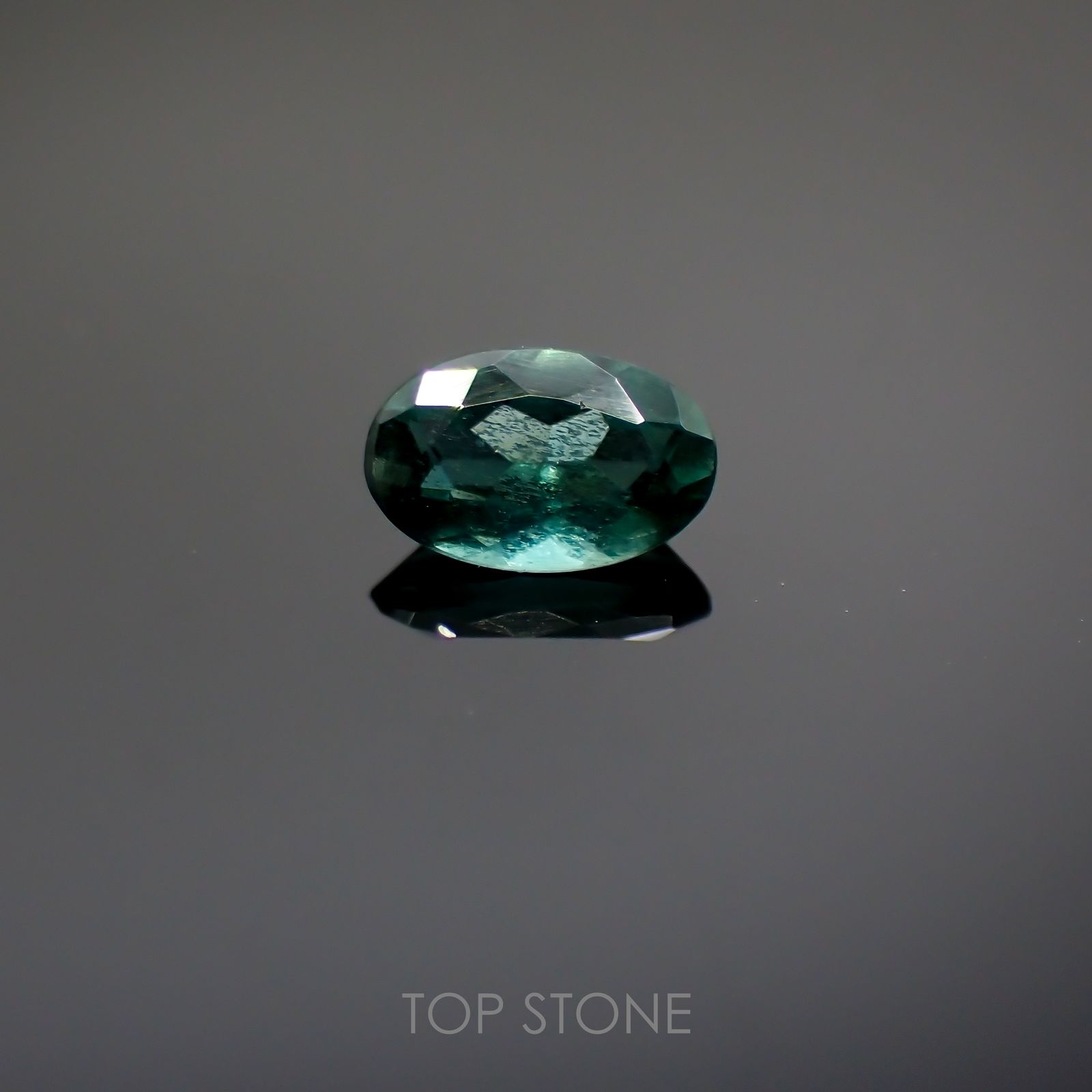 グリーンアパタイト(ノーブルモロキサイト)(宝石名アパタイト) マダガスカル産 0.22ct 識別済[211013528]4.8×3.1mm前後