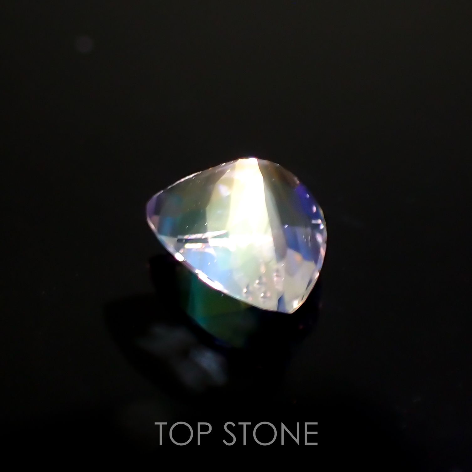 レインボームーンストーン(宝石名ラブラドライト)マダガスカル産 0.53ct 識別済[211113760]4.8x6.2mm前後