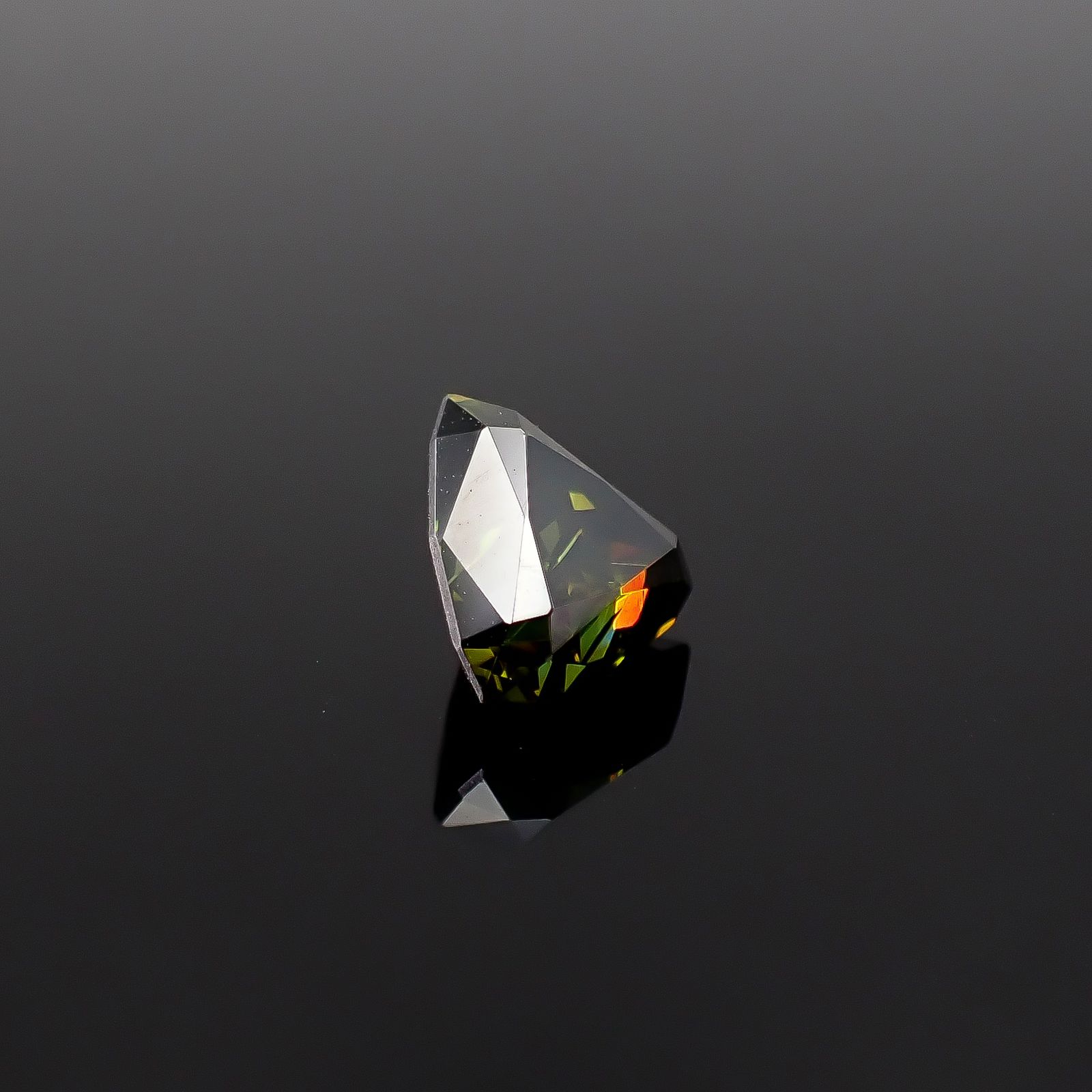 グリーンスファレライト ブルガリア産 2.72ct / 8.3x8.5mm前後 [260231779]