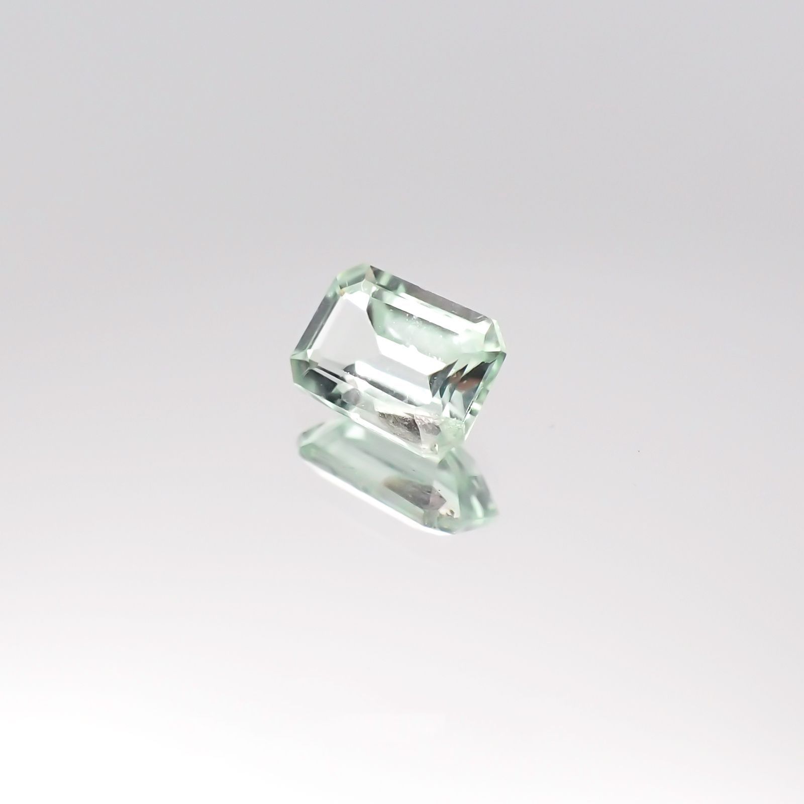 ミントベリル(宝石名グリーン・ベリル)ブラジル産 0.37ct 識別済[231024021]5x3.6mm前後