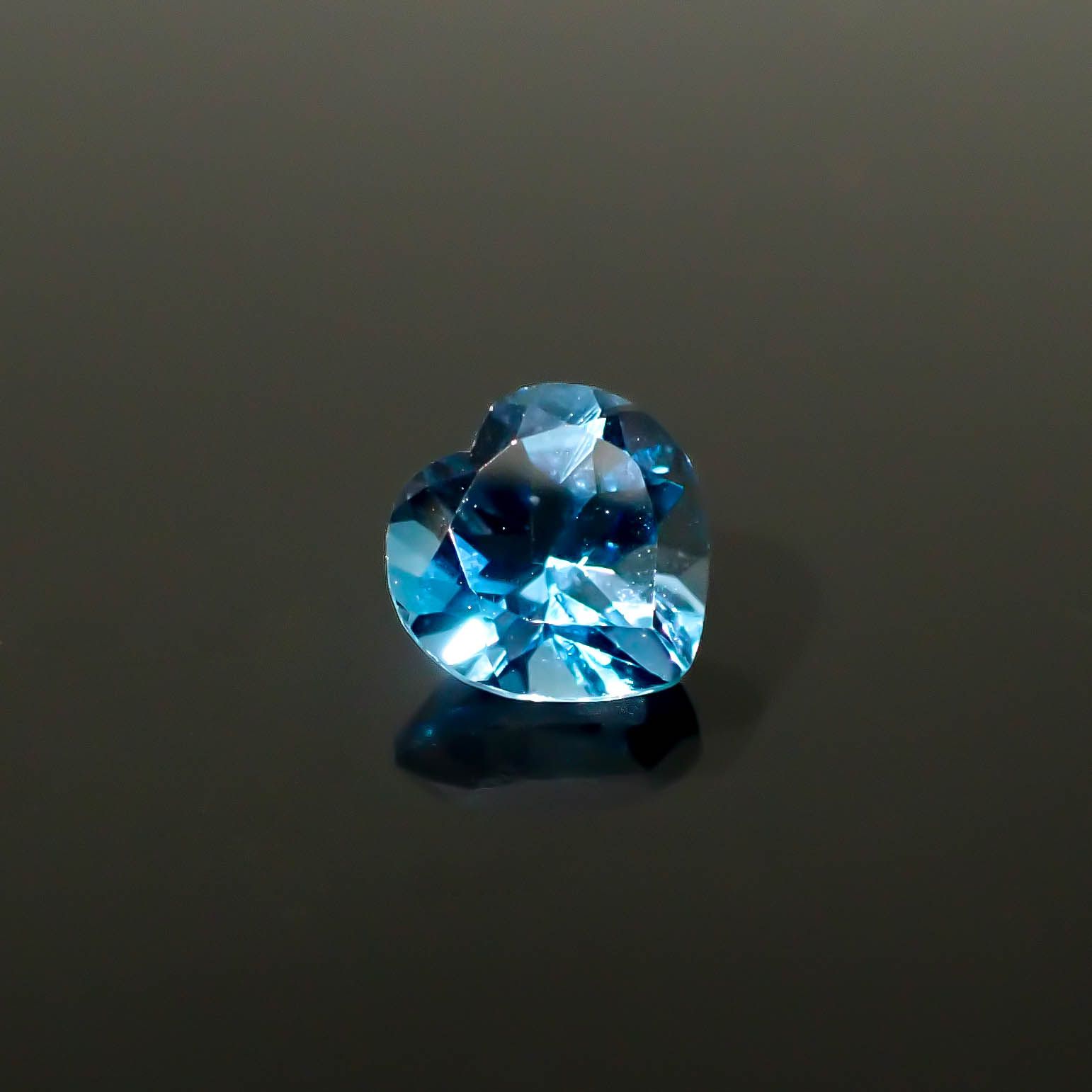 ロンドンブルートパーズ ブラジル産 1.43ct / 7x7mm前後 [250931127]