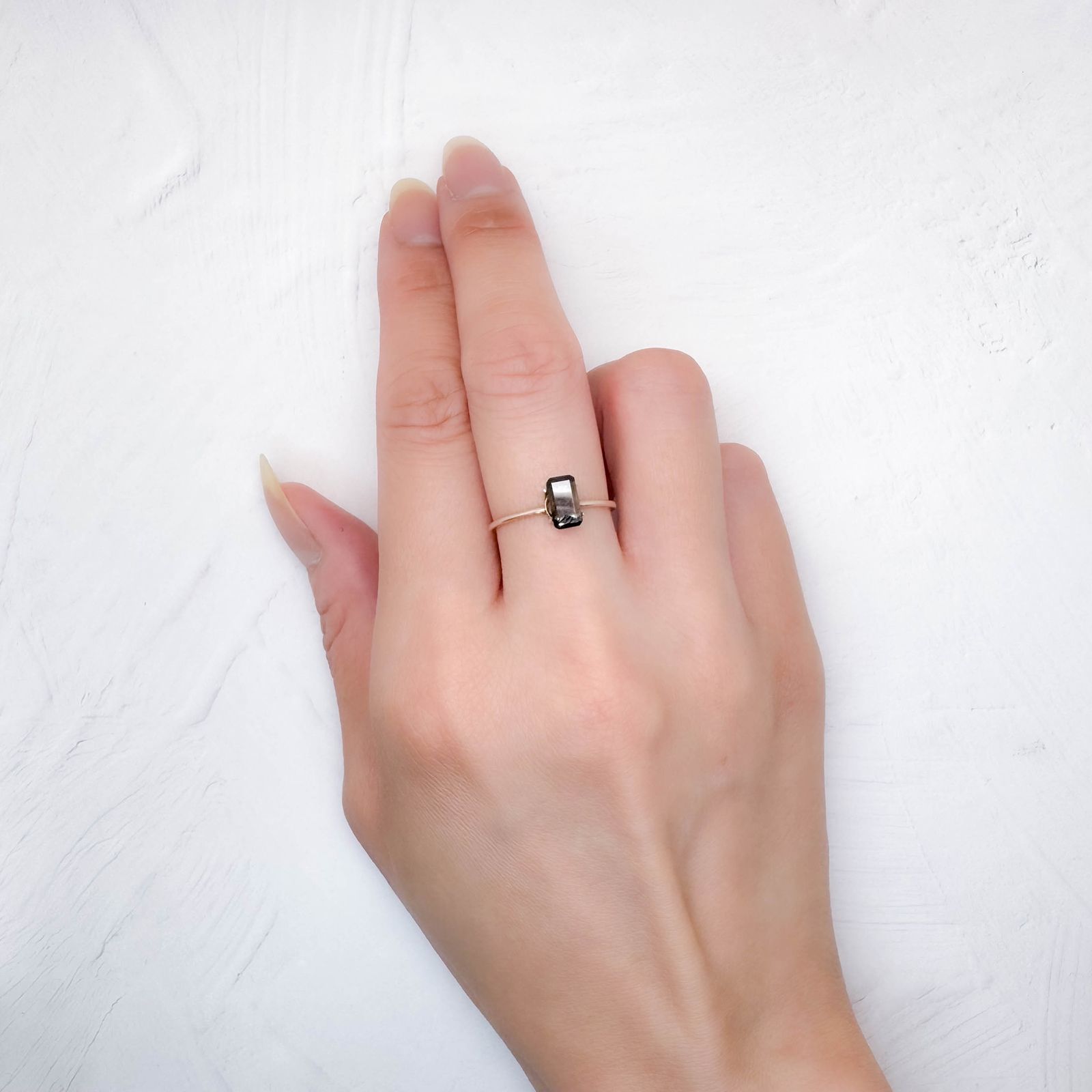 ゴールドシーンサファイア 非加熱(宝石名シーン・サファイア) ケニア産 0.880ct ソ付(彩珠)[250310223]7×3.9mm前後