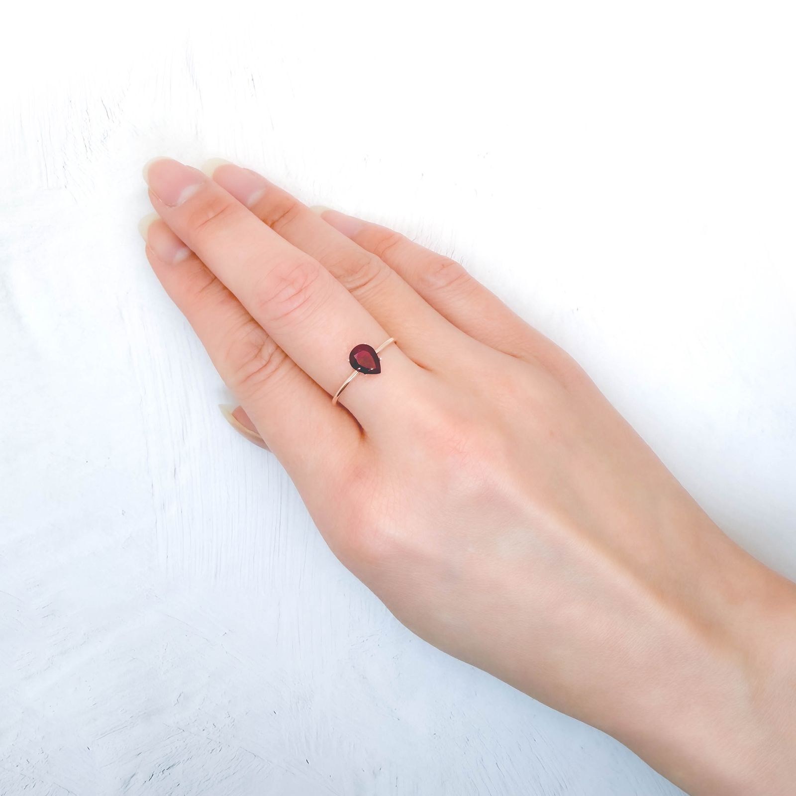 レッドベリル アメリカ・ユタ州産 0.68ct / 7.2x5.5mm前後 [260231785]