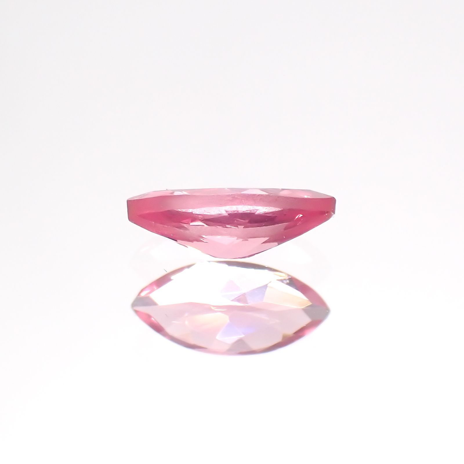 ホットピンクスピネル(宝石名ピンク・スピネル)タンザニア産 0.26ct 識別済[230823041]6.2x2.9mm前後