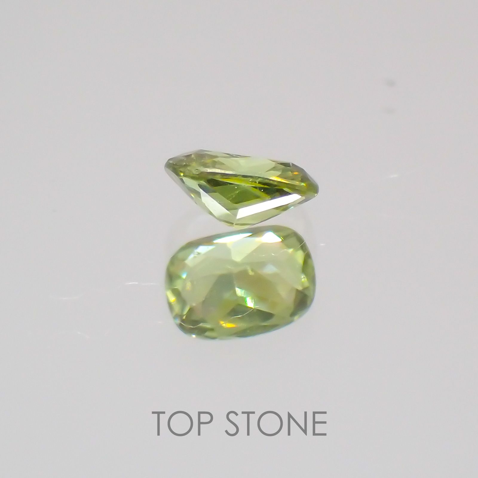 デマントイドガーネット(宝石名デマントイド・ガーネット) ナミビア産 0.18ct 識別済[21059884]3.9×2.9mm前後