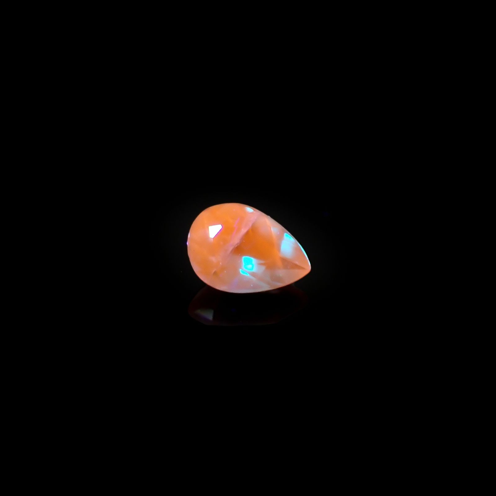 アウイナイト フルオレッセンス(宝石名アウイナイト)ドイツ産 0.11ct 識別済[240527502]4x2.8mm前後