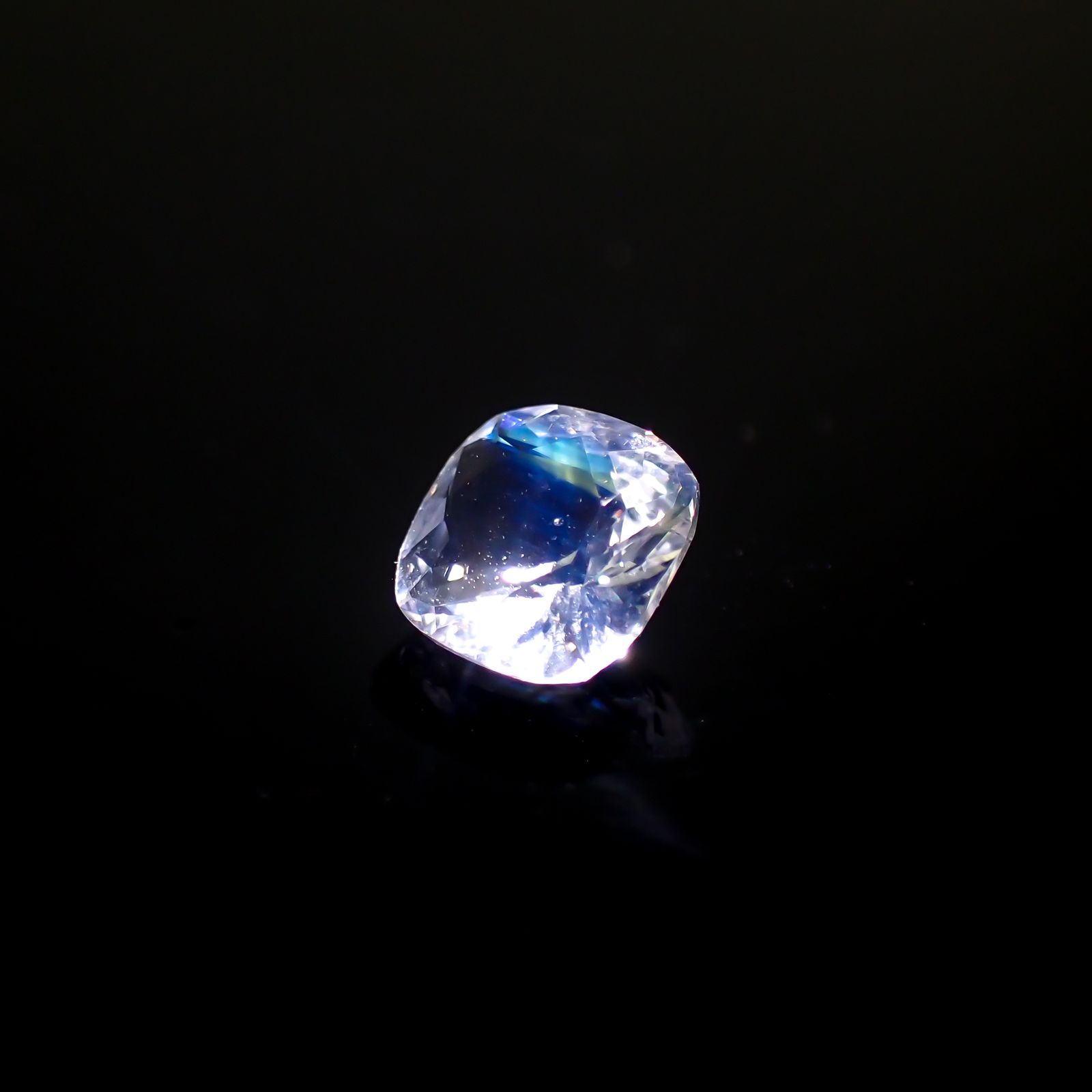 レインボームーンストーン ザンビア産 0.73ct[231224799]6x5.9mm前後