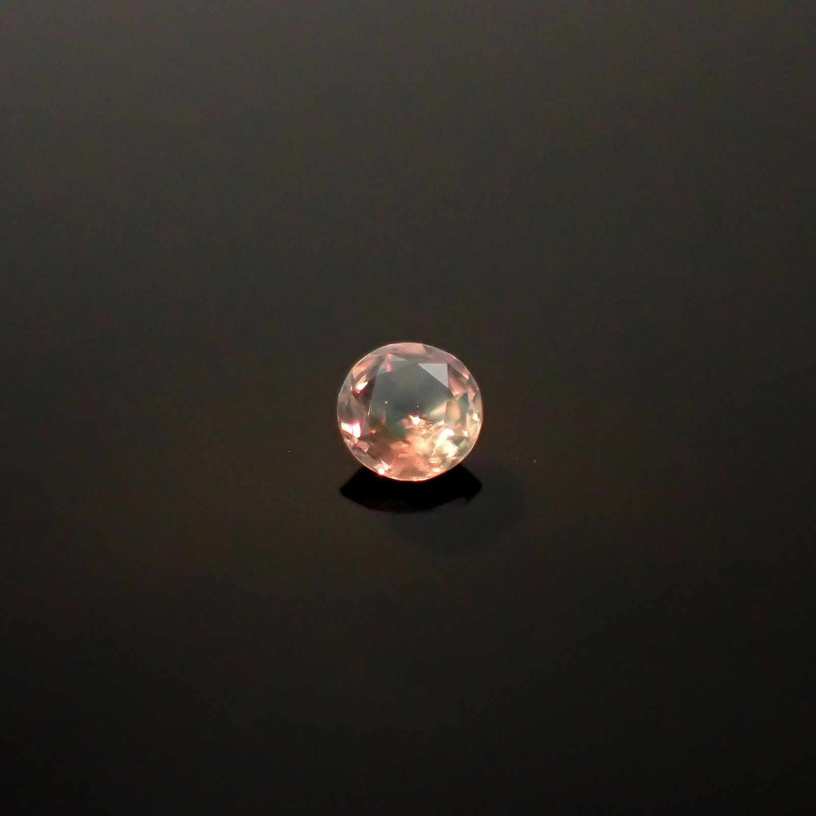 シルキーアレキサンドライト ブラジル・ミナスジェライス州ヘマチタ鉱山産 0.069ct / 2.5x2.5mm前後 [250931030]