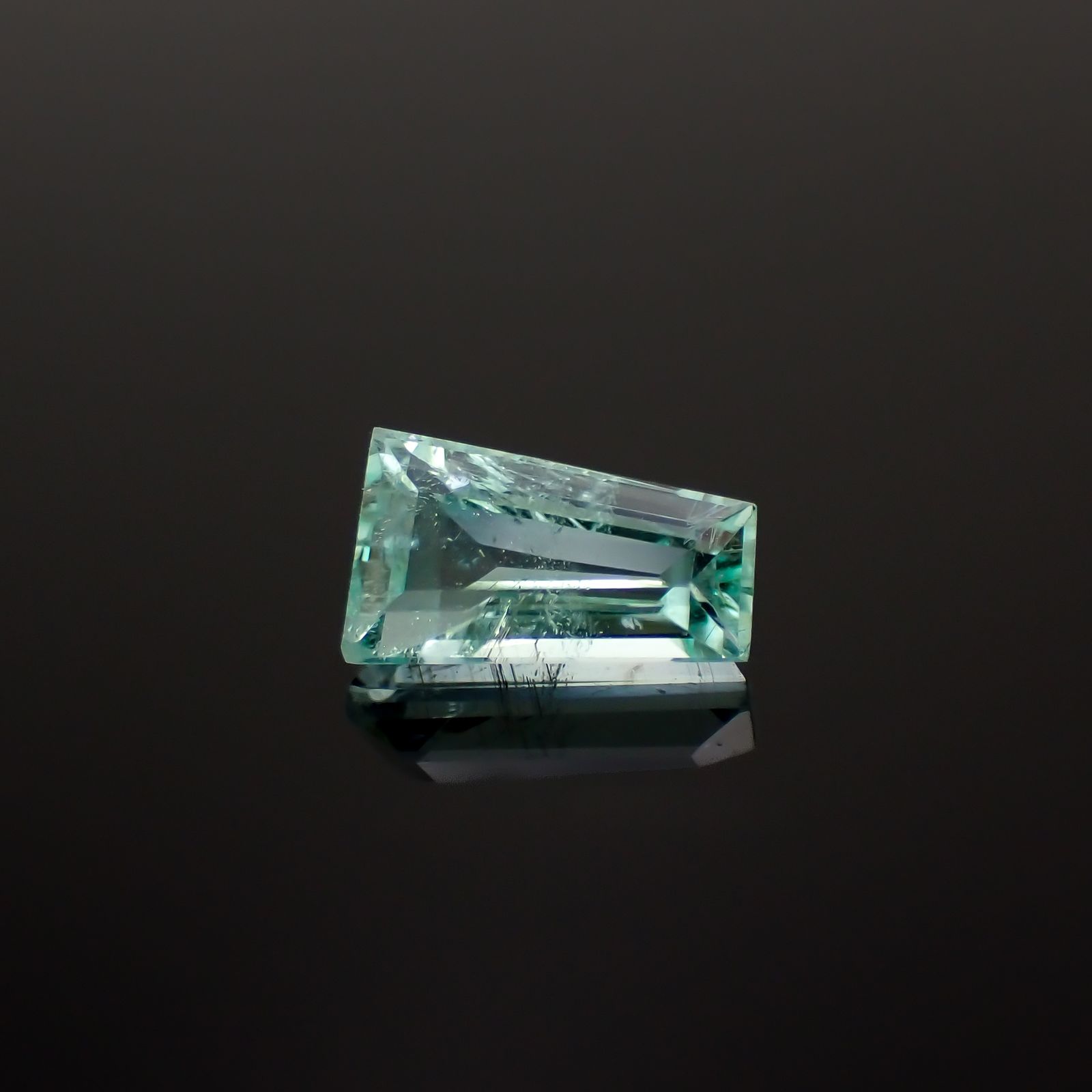 ◇カスタムカット◇パライバトルマリン(宝石名トルマリン/別名パライバ・トルマリン)モザンビーク産 1.17ct 識別済[230421882]8.3x4.9mm前後