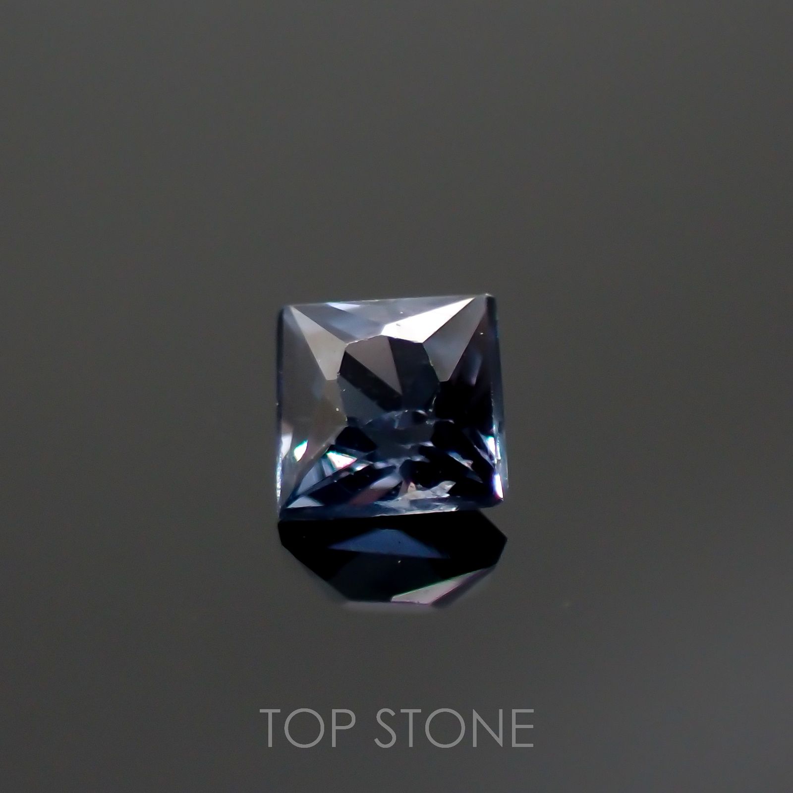 ◇プリンセスカット◇カラーチェンジガーネット アレキタイプ(宝石名ガーネット)マダガスカル・ベキリー産 0.11ct 識別済[220616547]2.5x2.5mm前後