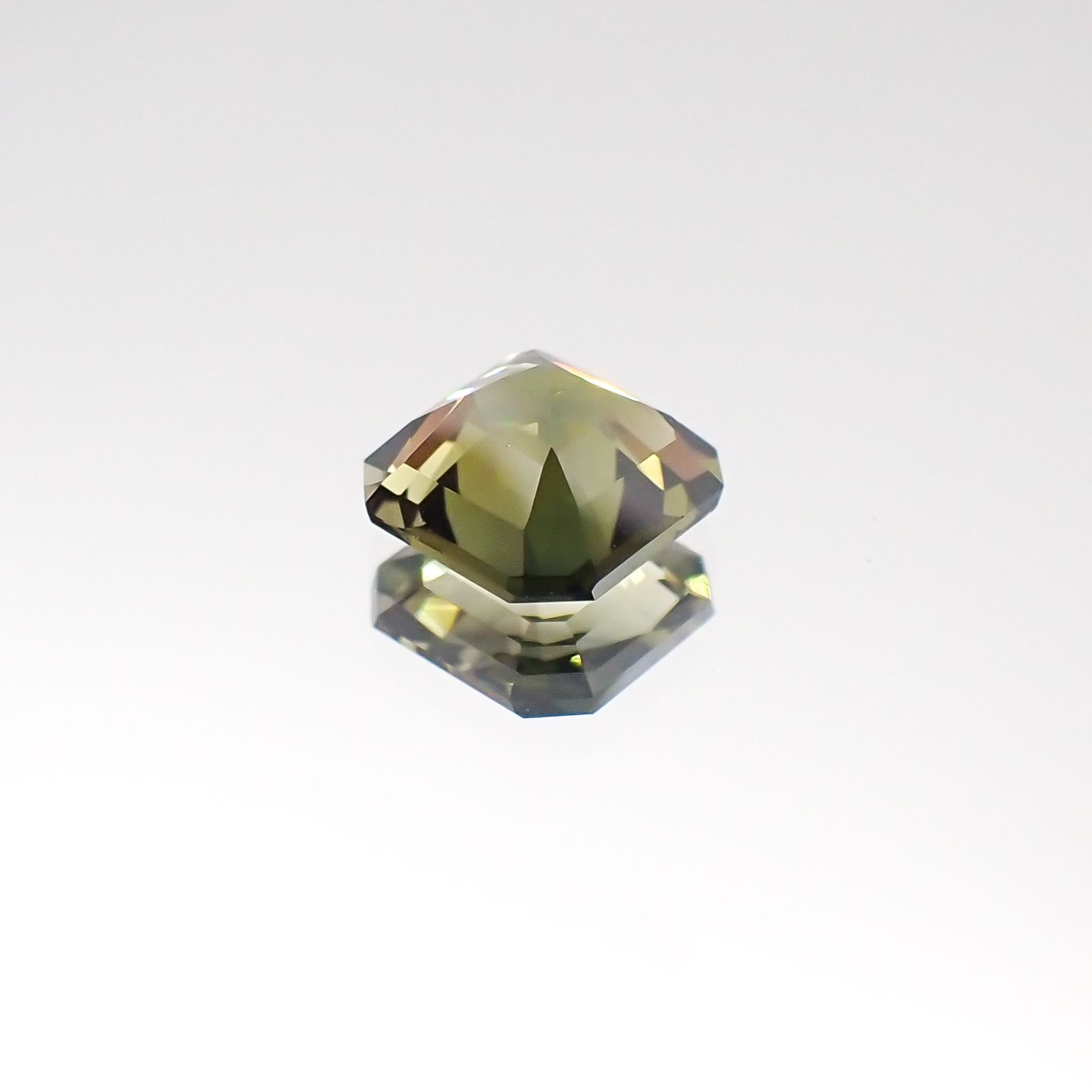 オリーブグリーントルマリン(宝石名トルマリン)ブラジル産 0.93ct 識別済[231023952]5.9x5.8mm前後