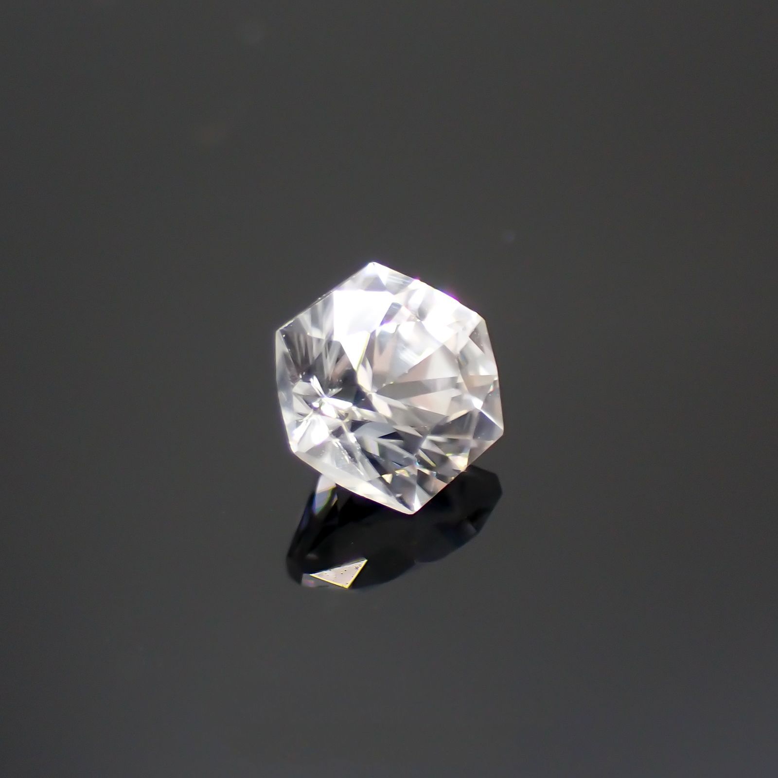 ◇ヘキサゴンカット◇カラーレスジルコン(宝石名ホワイト・ジルコン)スリランカ/カンボジア産 1.00ct 識別済[240214278]5x4.9mm前後