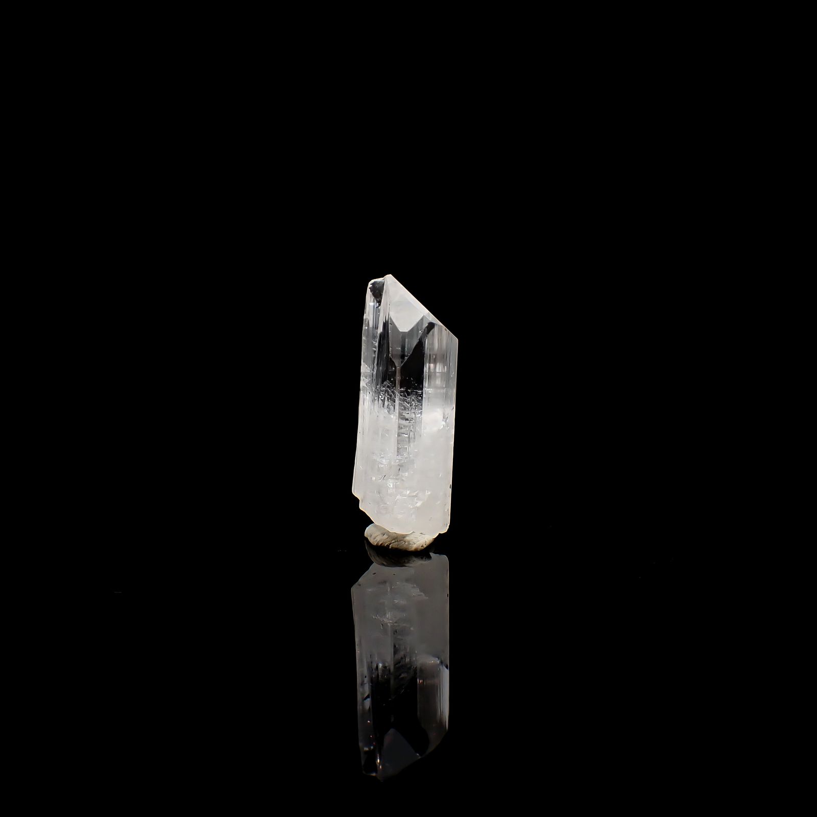 ダンビュライト原石 メキシコ産 15.06ct / 25.1x7.8mm前後 [260532167]