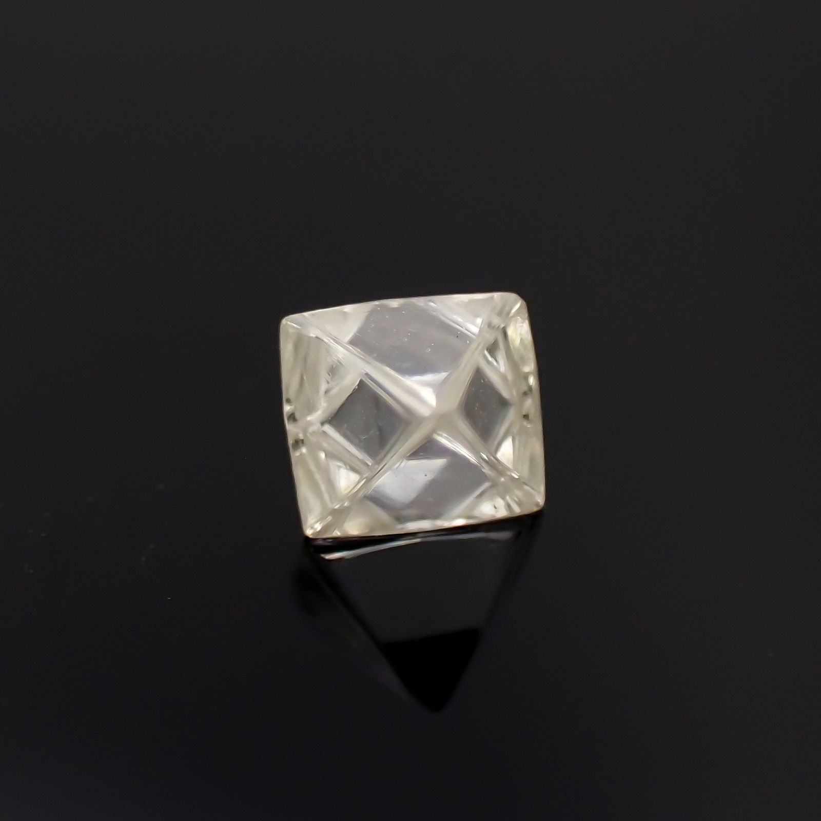 ソーヤブルダイヤモンド 原石(トライゴンあり・薄/Trigon) ロシア産 0.57ct[230923462]5.3x5.3mm前後