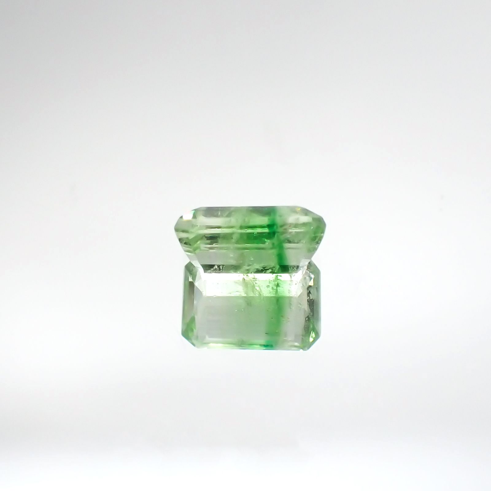 バイカラーツァボライト(宝石名グリーン グロッシュラー・ガーネット) タンザニア産 0.89ct 識別済[231225108]6.5×4.3mm前後