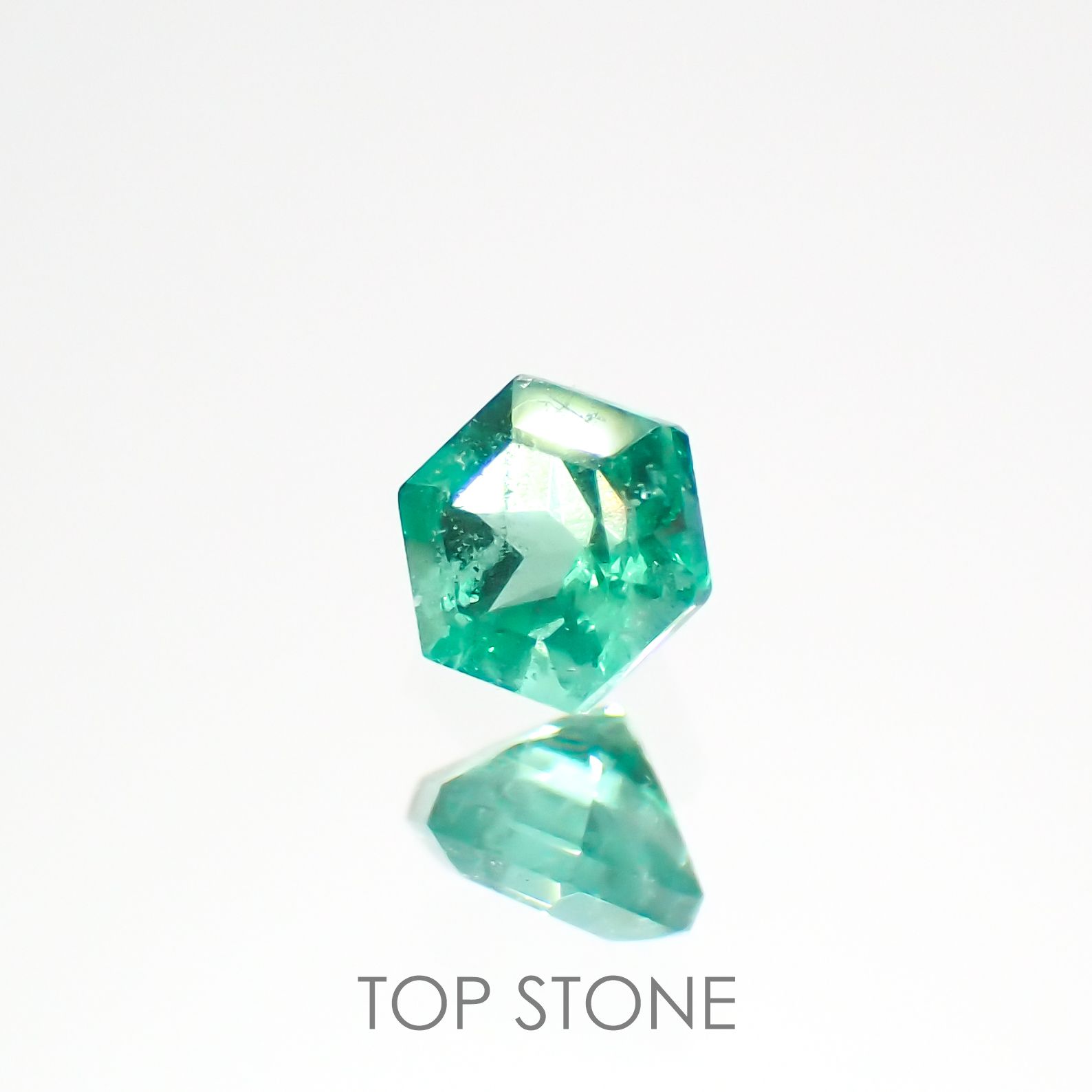 ◇ヘキサゴンカット◇エメラルド(宝石名エメラルド)ザンビア産 0.12ct 識別済[220115192]3x2.9mm前後
