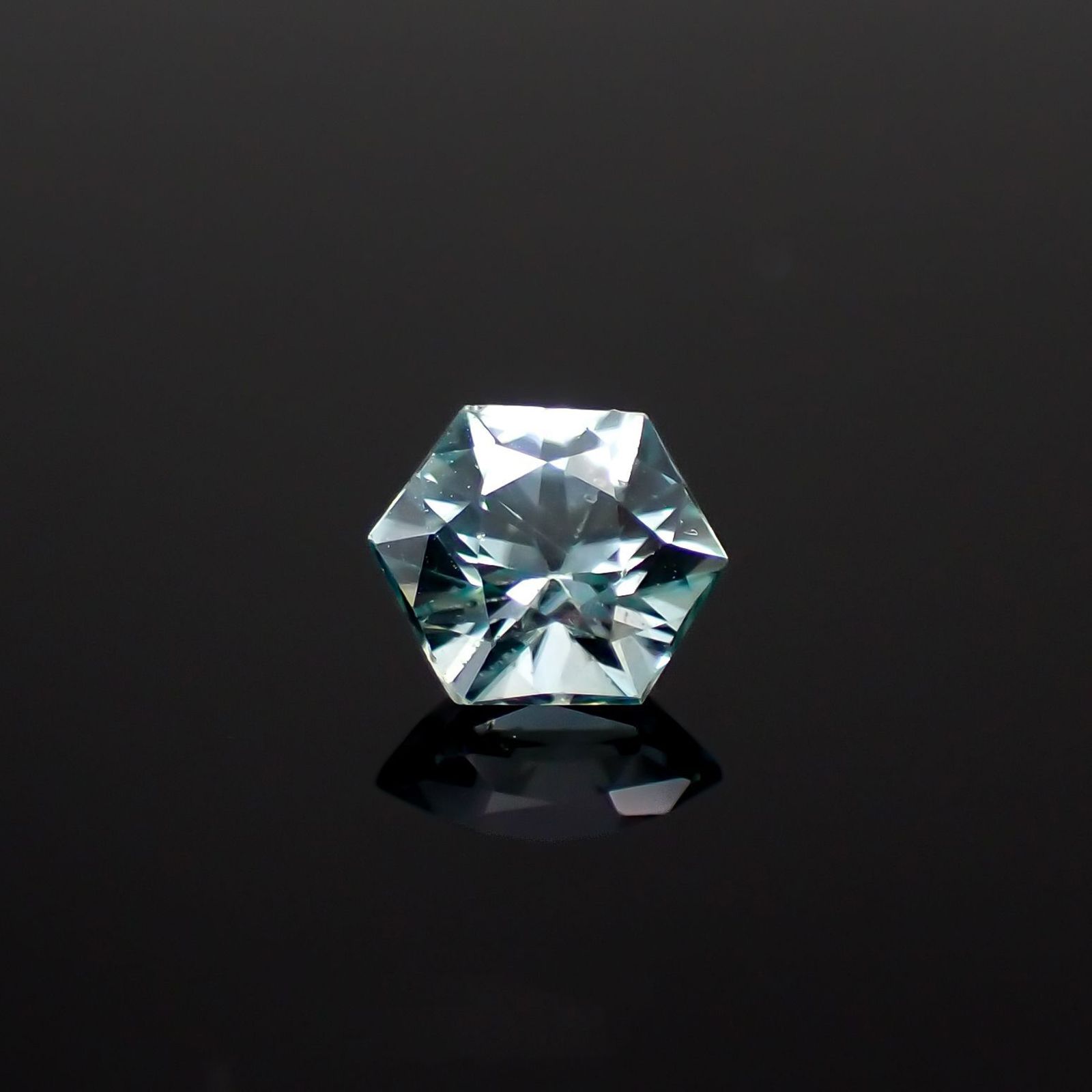 ◇ヘキサゴンカット◇アイスブルージルコン(宝石名ジルコン)カンボジア産 0.80ct 識別済[230320857]4.9x4.7mm前後