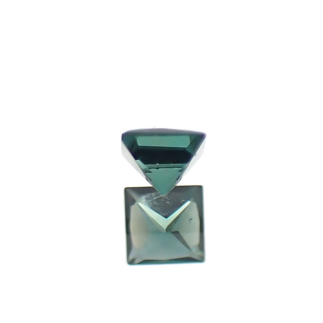 ◇プリンセスカット◇ベキリーブルーガーネット（カラーチェンジガーネット アレキタイプ） マダガスカル・ベキリー産 0.063ct [241229622]2.1x2.1mm前後