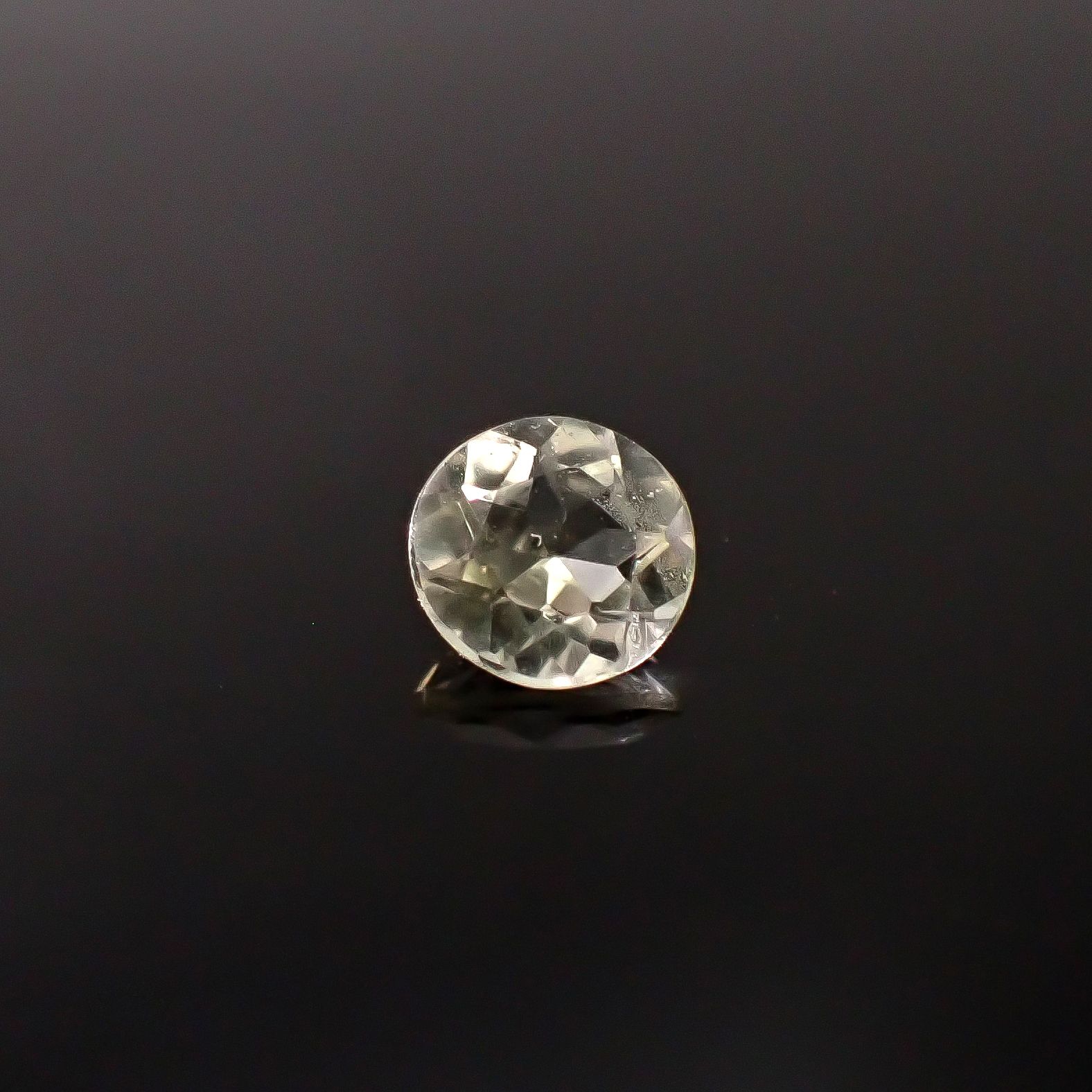 ブラジリアナイト(宝石名ブラジリアナイト)ブラジル産 識別済 0.55ct / 5.4x5.2mm前後 [260131494]