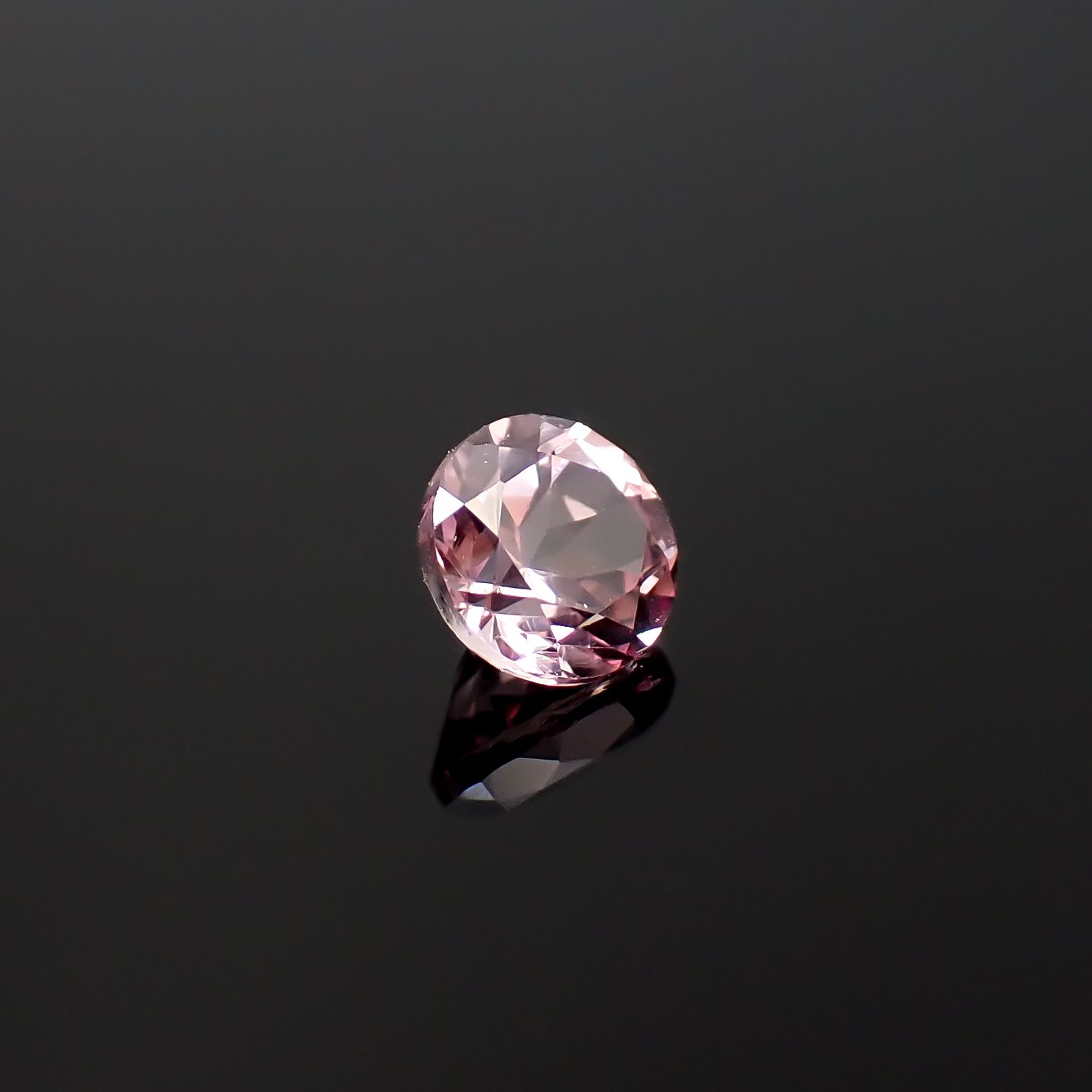 ドラゴンガーネット タンザニア産 0.71ct / 5.1x5.1mm前後 [260532238]