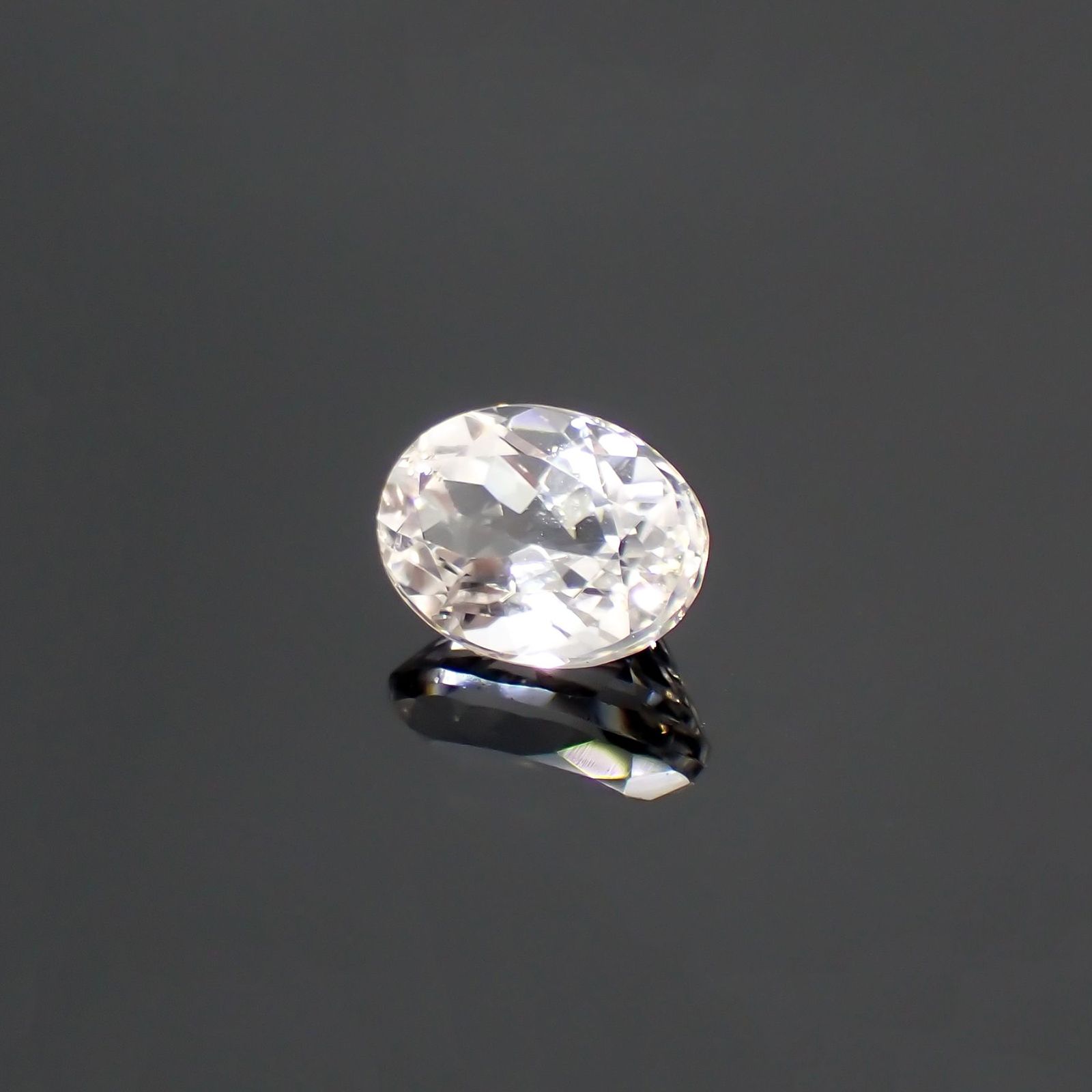 カラーレススポジュミン(宝石名ホワイト・スポジュミン) ブラジル産 1.52ct 識別済[210912627]7.9×5.9mm前後