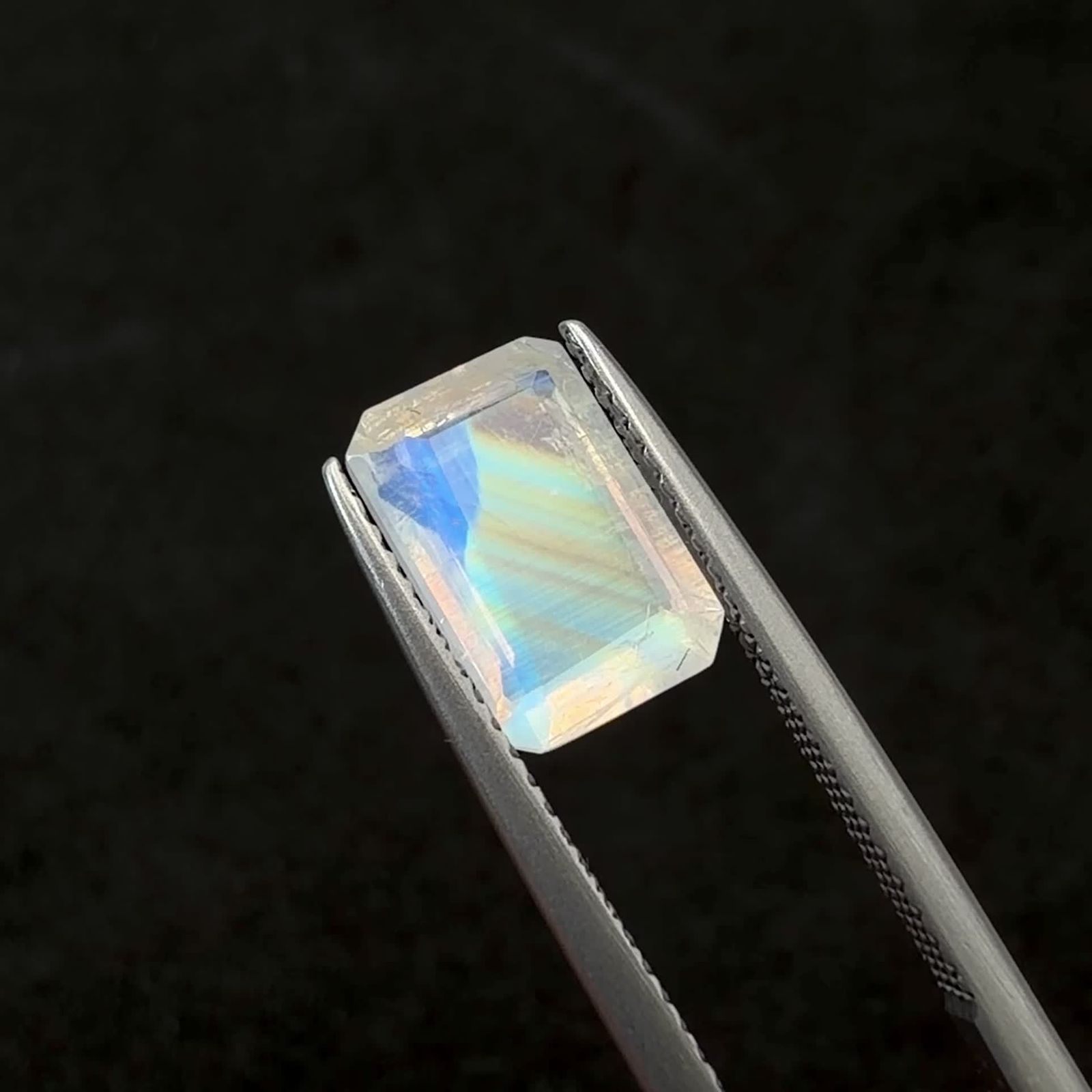 レインボームーンストーン インド・ビハール産 2.59ct / 10.5x7mm前後