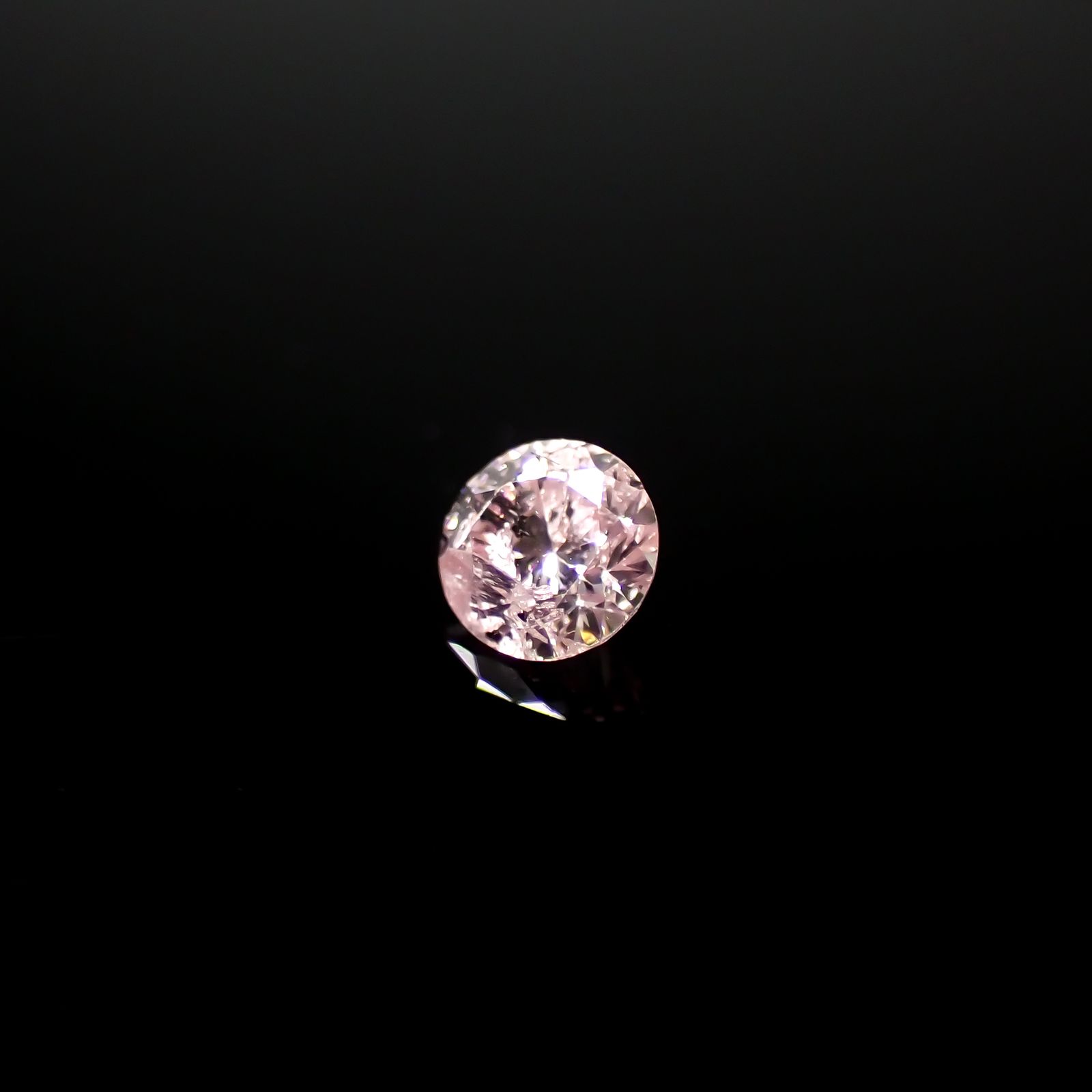 ピンクダイヤモンド(宝石名ダイアモンド I-2/FANCY PINK) 0.066ct ソ付(CGL)[240326636]2.54x2.61mm前後