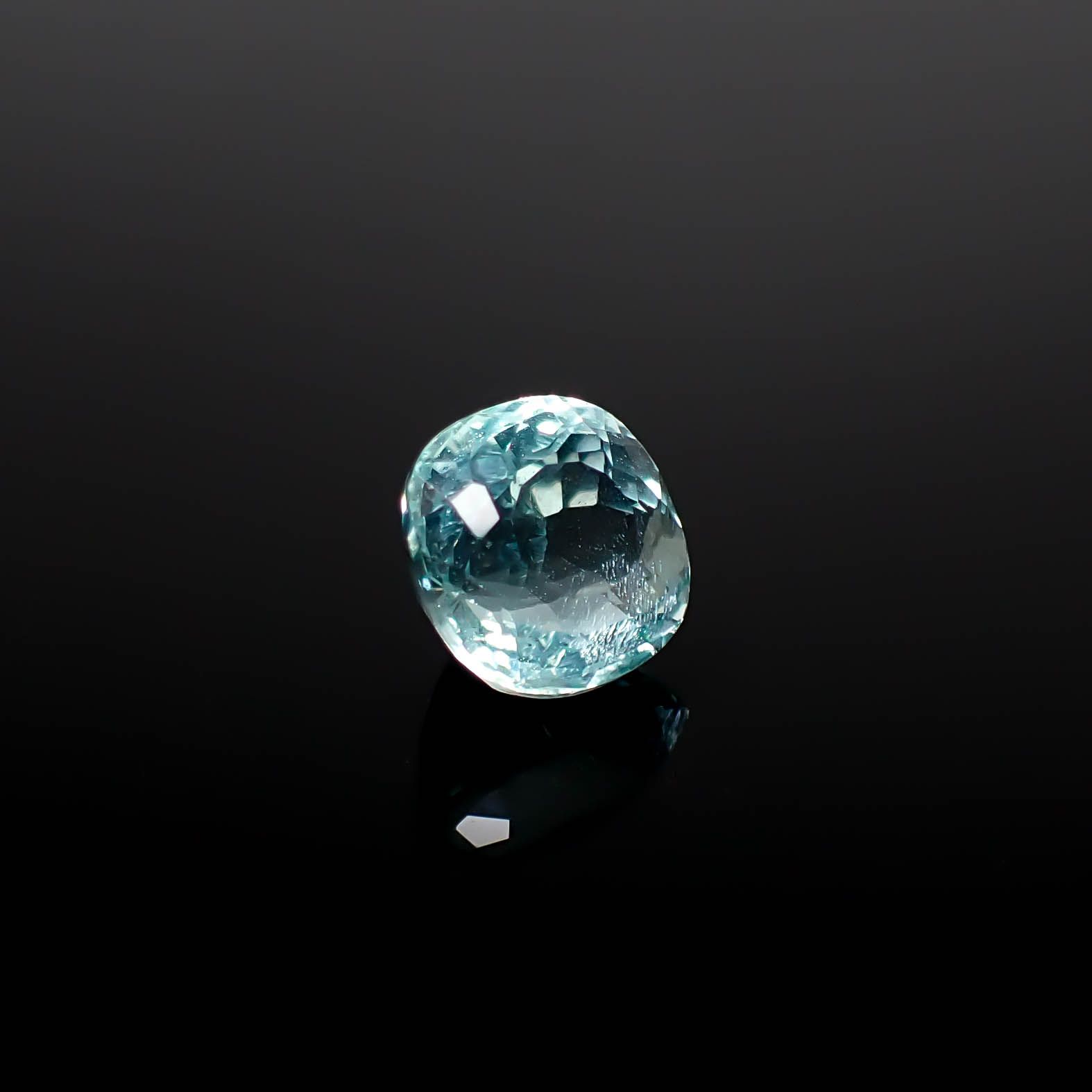 フローライト フルオレッセンス ジンバブエ産 1.93ct [250630512]7x6.9mm前後