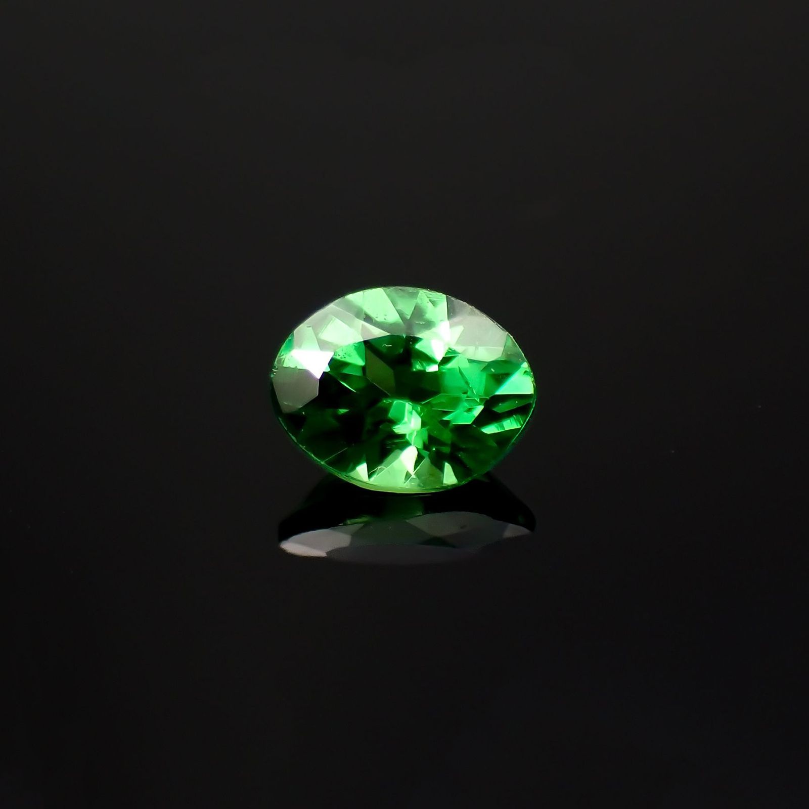 ツァボライト(宝石名ガーネット)タンザニア産 0.25ct 識別済[251018725]4.5x3.4mm前後