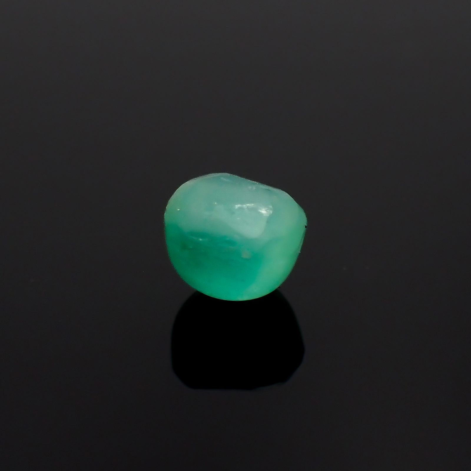 エメラルドキャッツアイ(宝石名エメラルド・キャッツアイ)コロンビア産 1.162ct ソ付(彩珠)[231023867]5.8x5.5mm前後