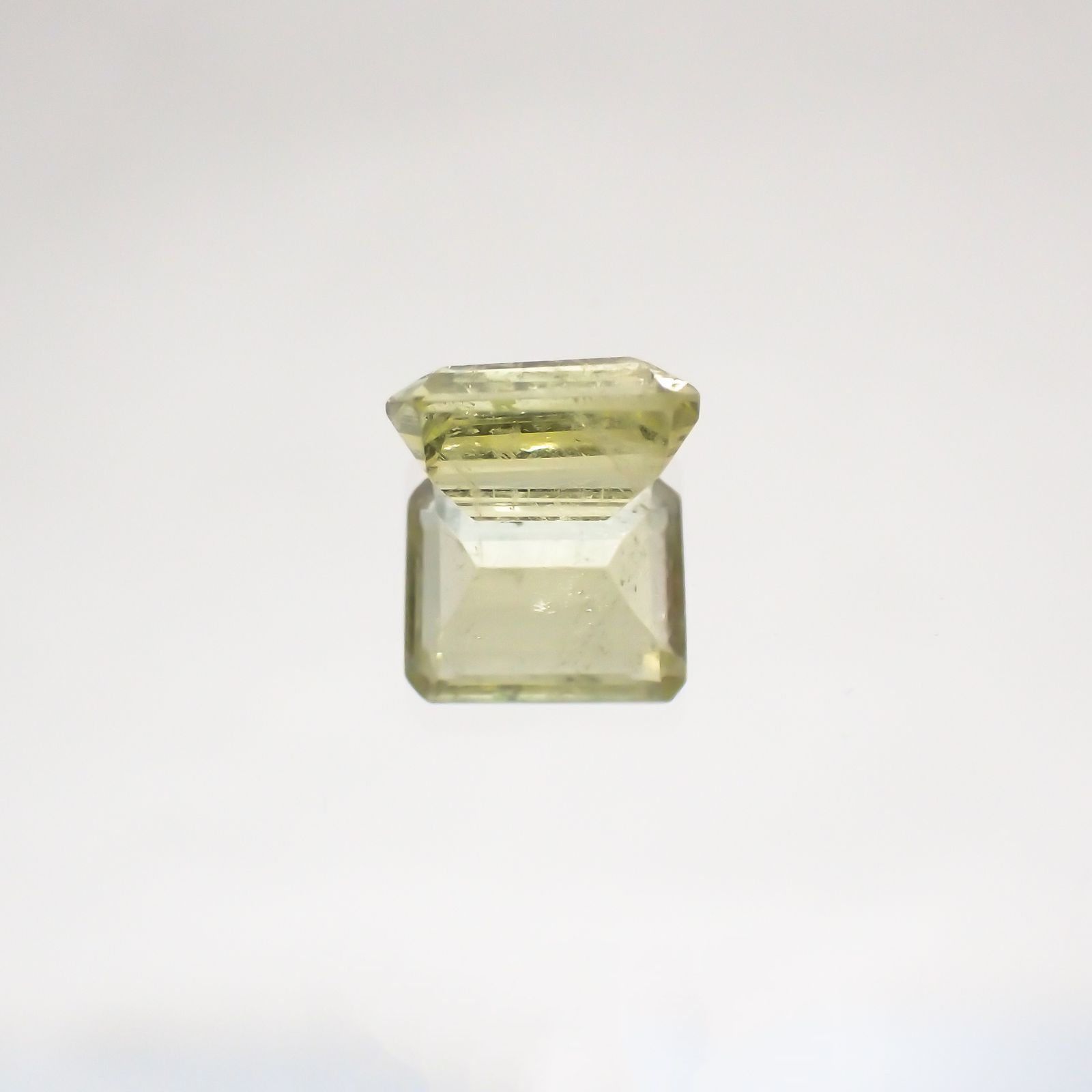 ブラジリアナイト(宝石名ブラジリアナイト) ブラジル産 1.22ct 識別済[210510746]6.9×5.6mm前後