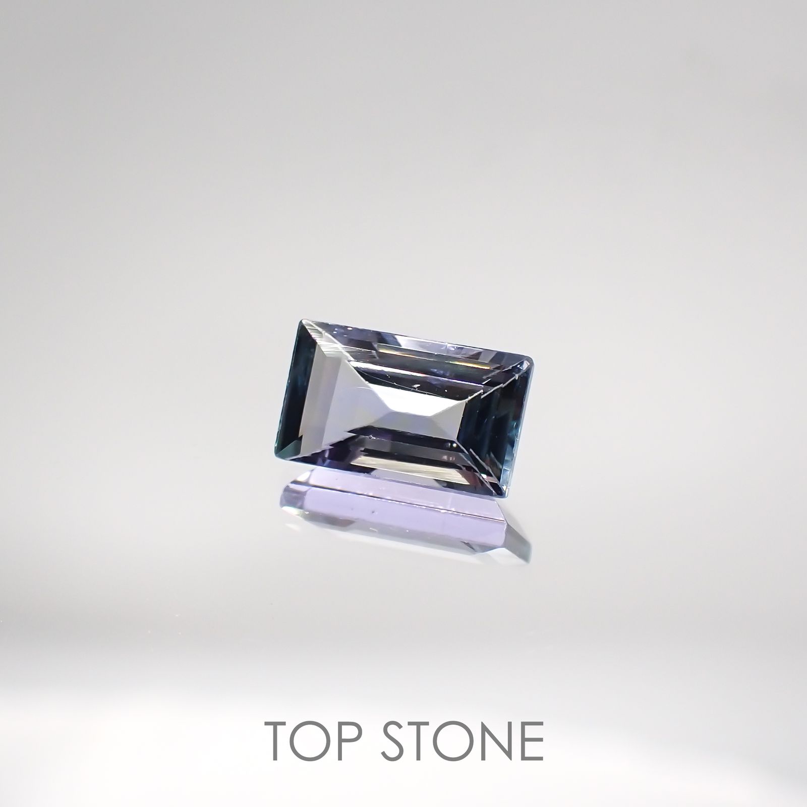 バイカラータンザナイト(宝石名タンザナイト) タンザニア産 2.041ct ソ付(彩珠)[210711663]9.4×5.6mm前後