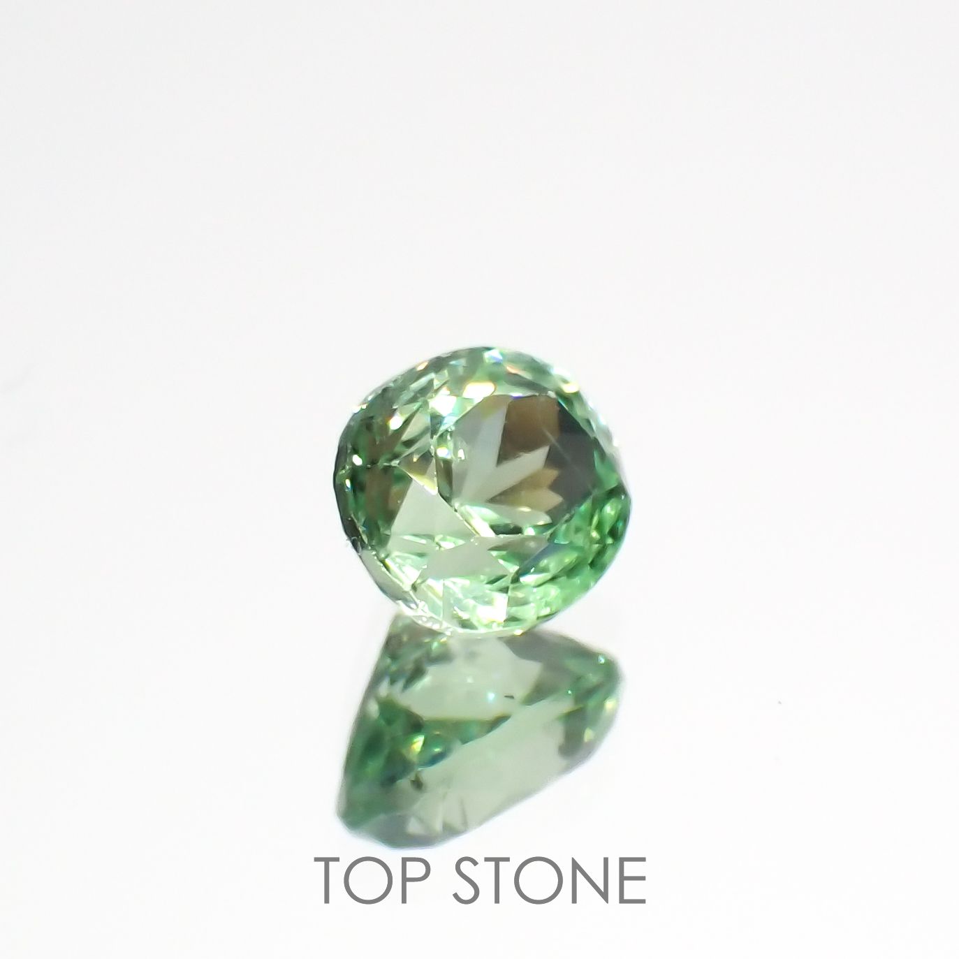 ミントガーネット(宝石名グリーン グロッシュラー・ガーネット)タンザニア産 0.51ct 識別済[221018626]4.8x4.1mm前後
