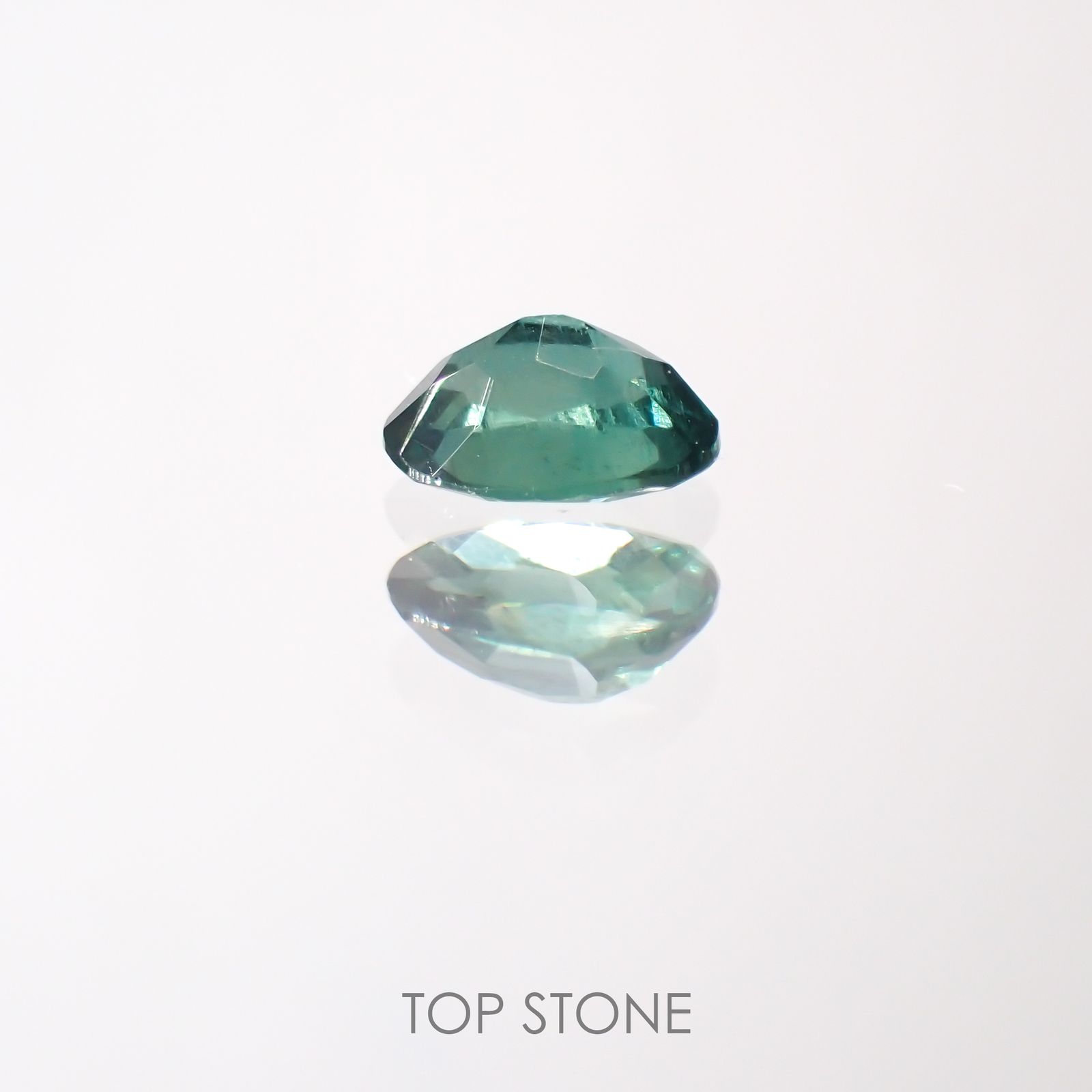 グリーンアパタイト(ノーブルモロキサイト)(宝石名アパタイト) マダガスカル産 0.27ct 識別済[211013530]4.7×3.7mm前後