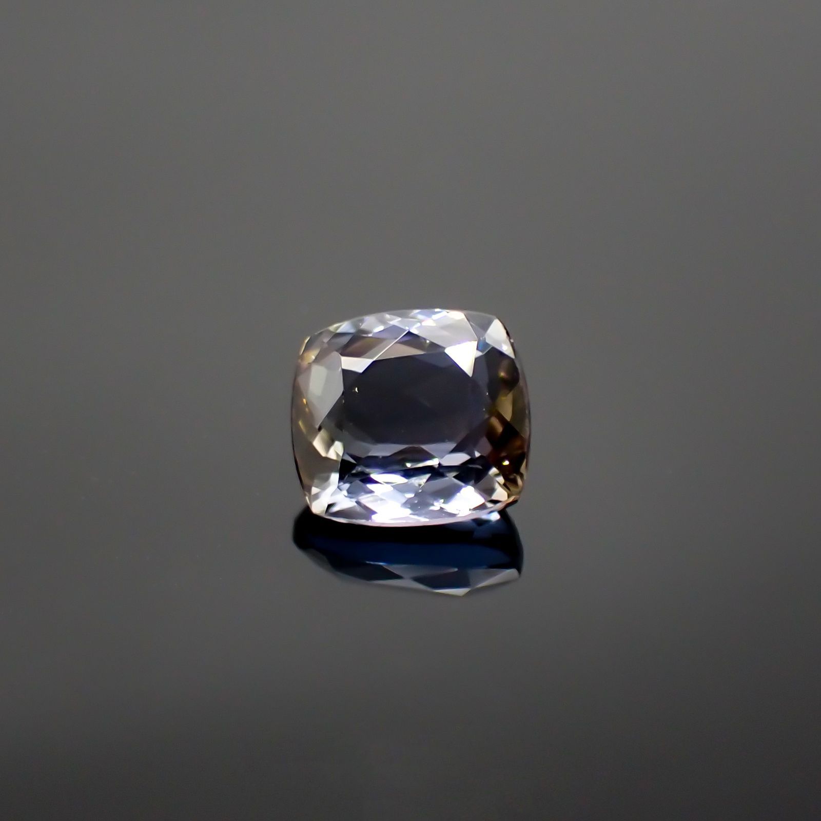 バイカラータンザナイト(宝石名タンザナイト) タンザニア産 2.015ct ソ付(彩珠)[210711828]7.6×6.9mm前後