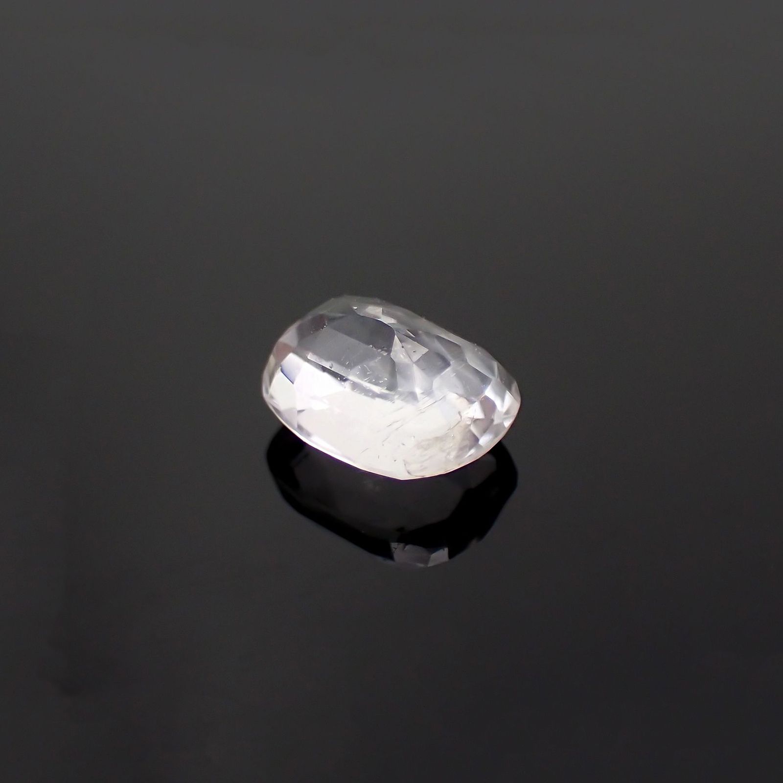 ポードレッタイト カラーレス(宝石名ホワイト・ポードレッタイト)ビルマ産 ソ付(彩珠) 0.903ct / 6.7x5.6mm前後 [260718920]