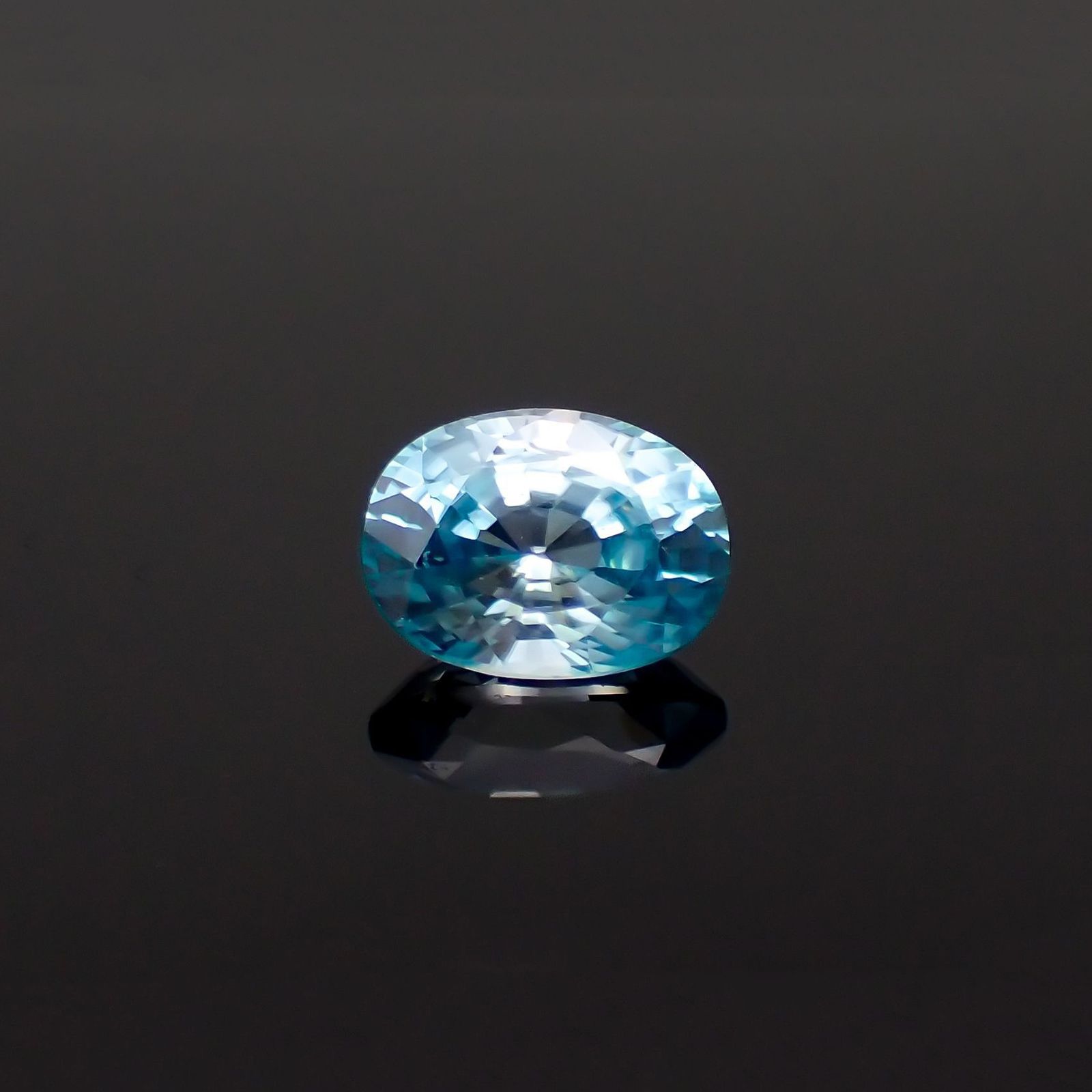 バイカラーブルージルコン カンボジア産 2.11ct / 8x6mm前後 [251120982]