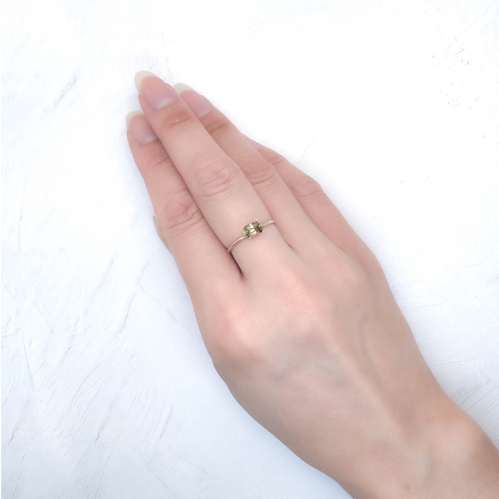 コーネルピン スリランカ産 0.51ct / 6.4x4mm前後 [251031236]