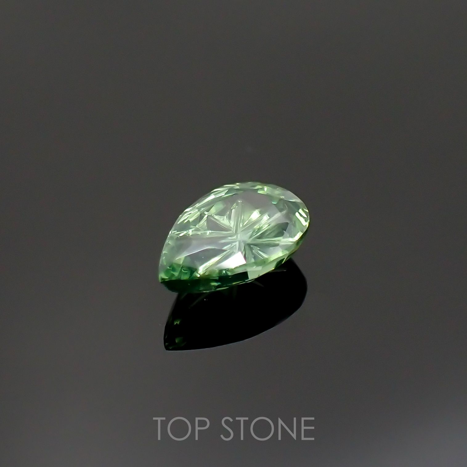 ◇甲州貴石切子Plus Three◇グリーンジルコン カード付き(宝石名ジルコン)スリランカ/コロンビア産 1.394ct 識別済[220616075]8.6x5.5mm前後