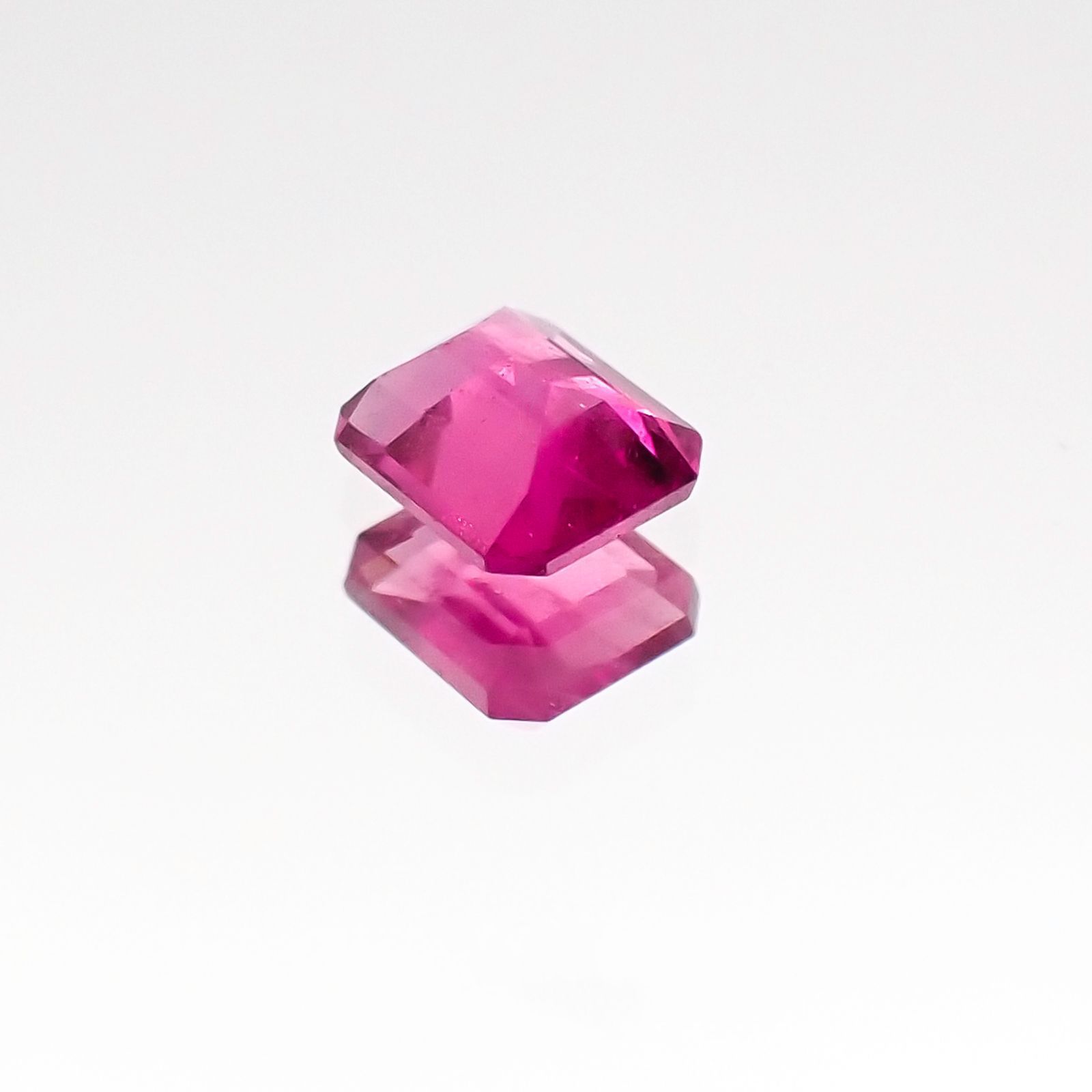 レッドベリル(宝石名レッド・ベリル)アメリカ・ユタ州ワーワーマウンテン産 0.142ct ソ付(彩珠)[231124072]3.4x2.9mm前後