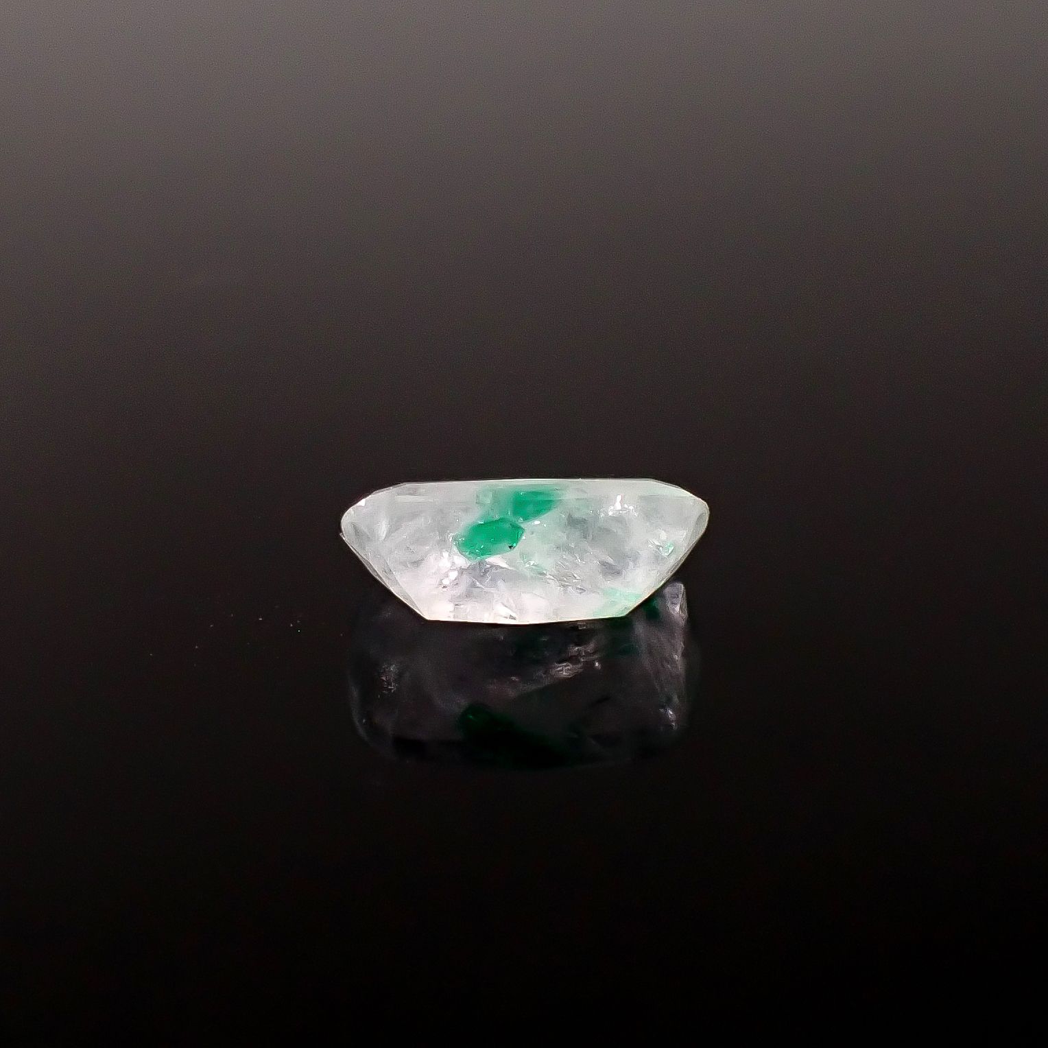 エメラルドインクォーツ パキスタン産 2.24ct / 11.5x7.3mm前後 [260231651]