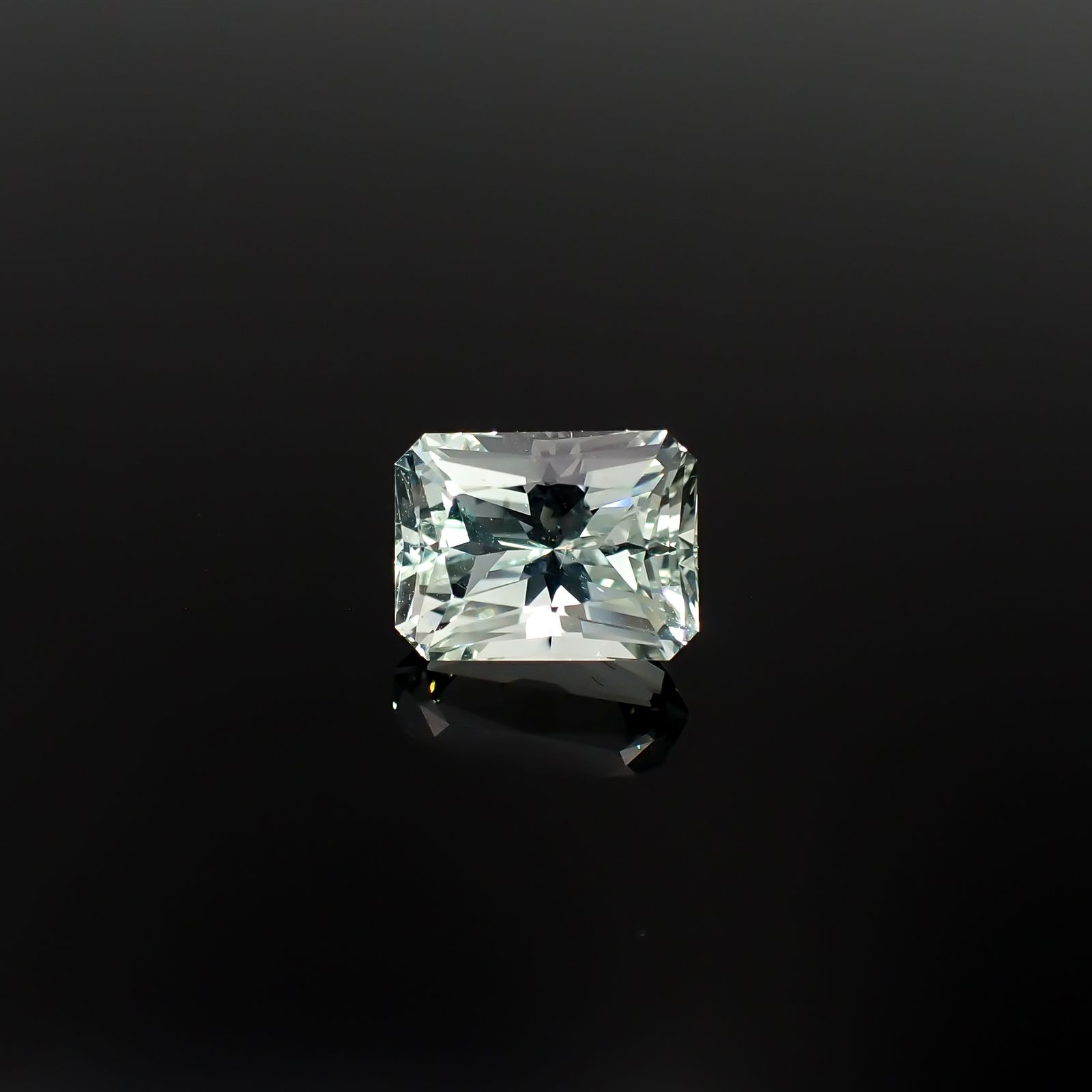 オリゴクレース(宝石名オリゴクレース)ケニア産 2.38ct 識別済[240628002]9.4x7.1mm前後