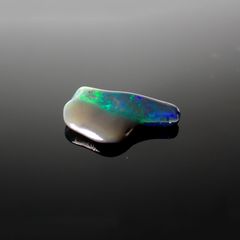 ◇バロック型◇ブラックオパール(宝石名オパール/加熱処理) エチオピア産 識別済 1.48ct / 14.4x8.2mm前後 [211013515]